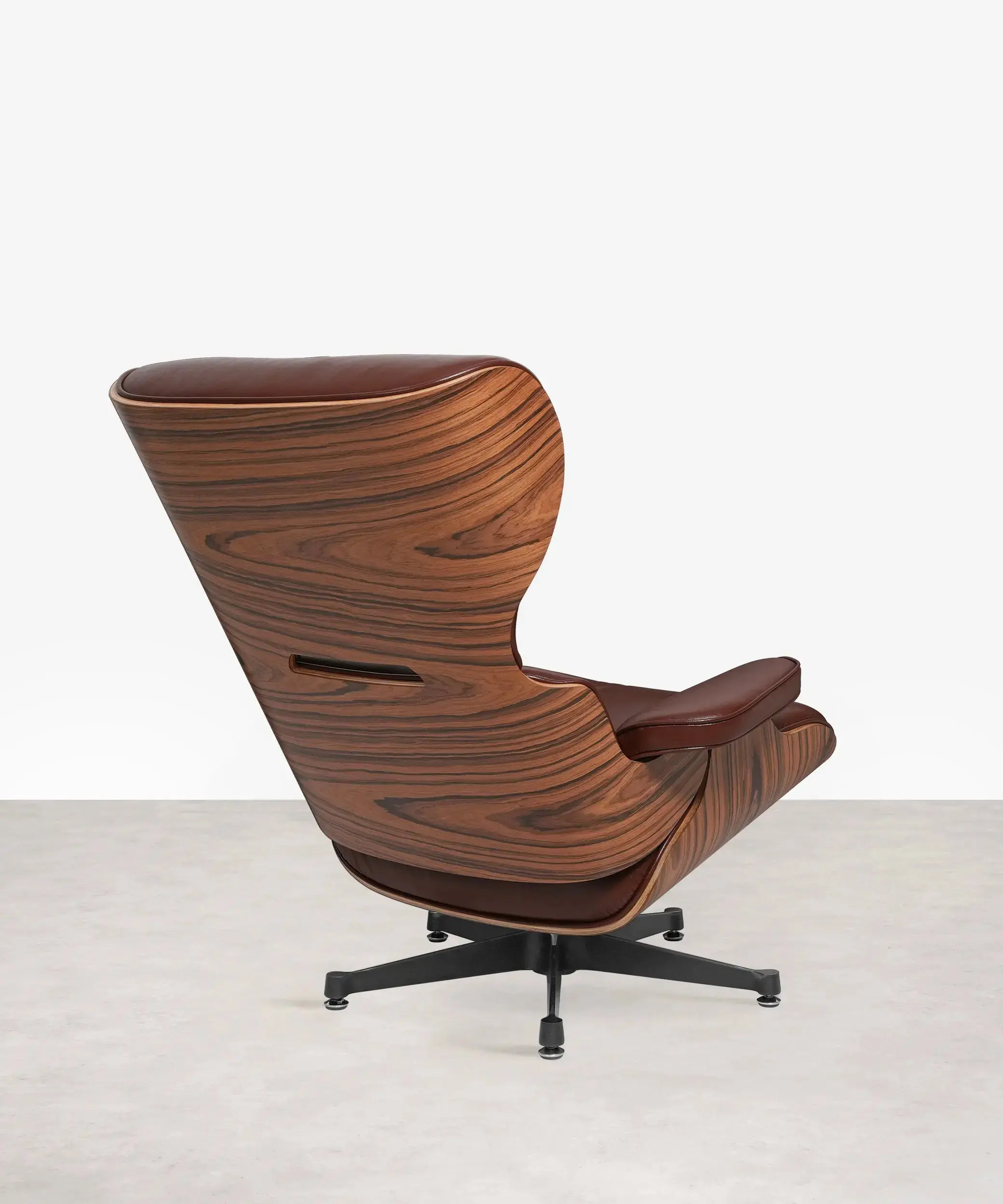 Sillón en Madera Tapizado en Piel con Reposapiés Magnum