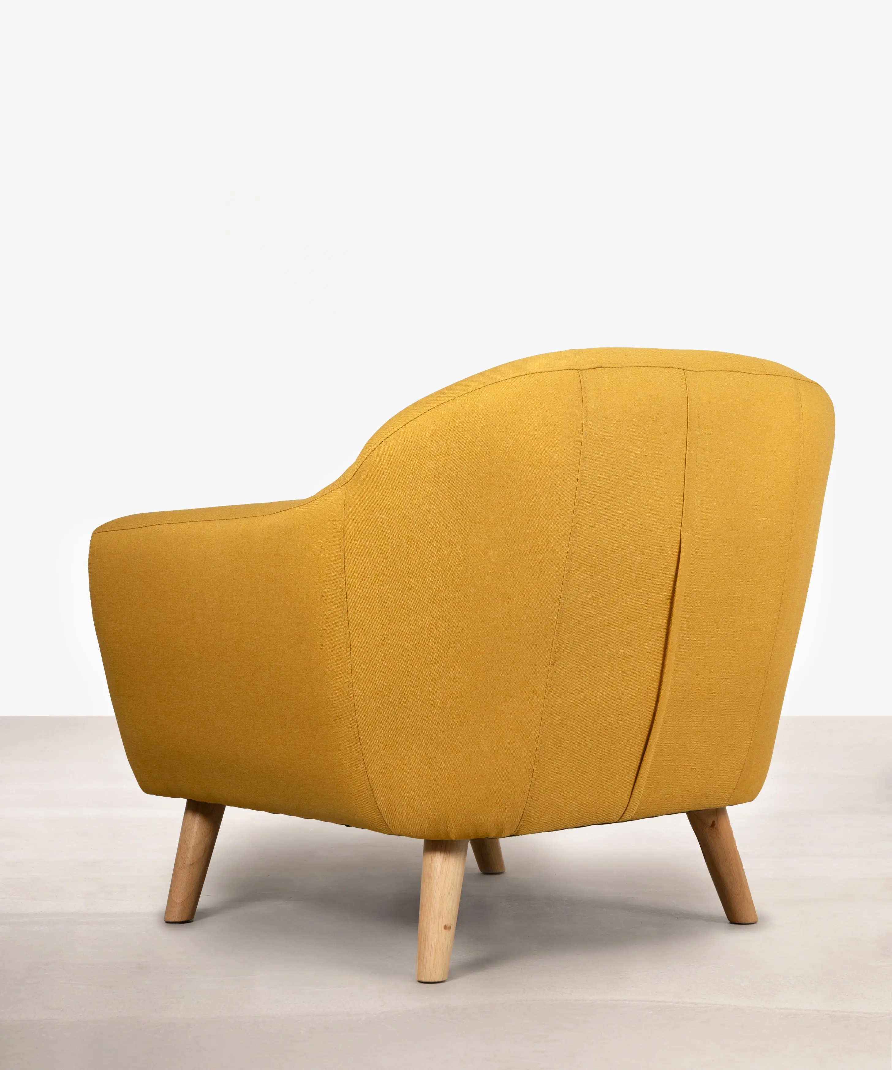 Sillón en Poliéster y Lino con Madera Skandic