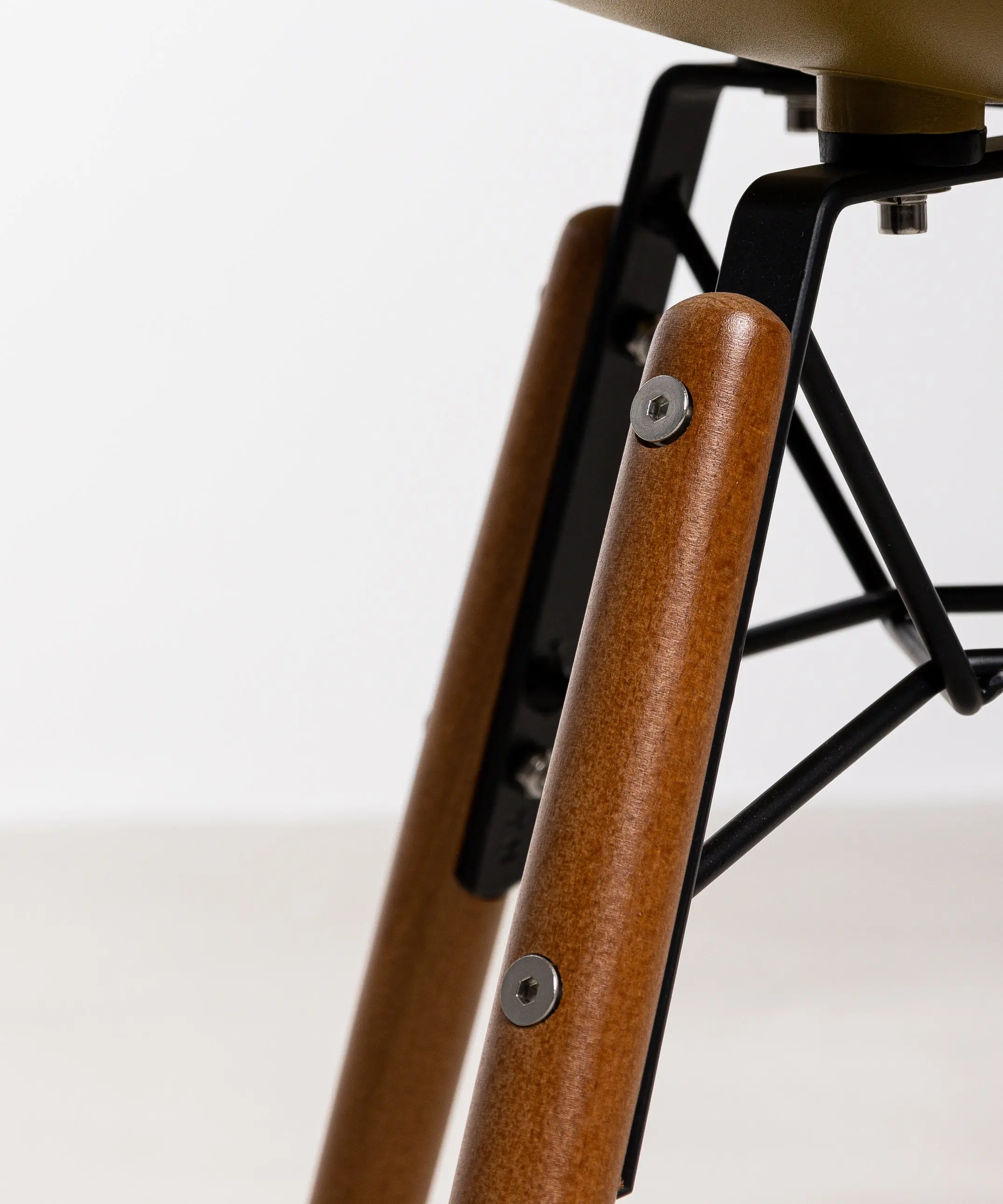 Silla de Polipropileno y Madera Elon Arms