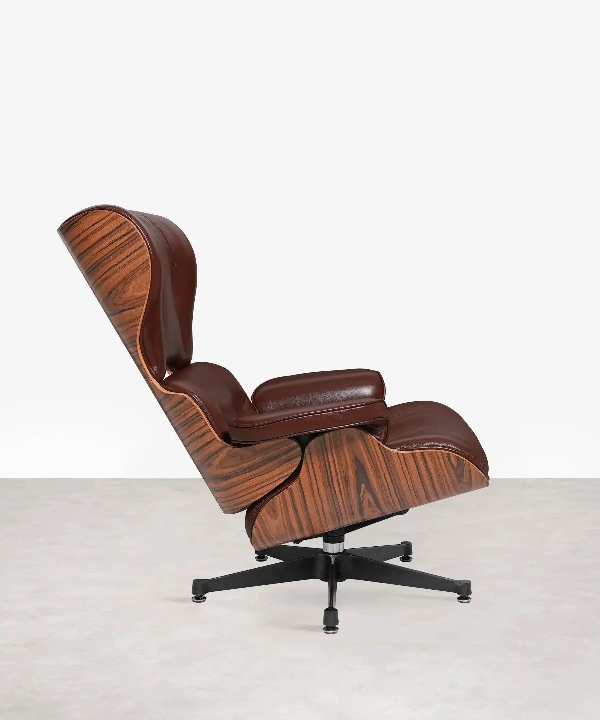 Sillón en Madera Tapizado en Piel con Reposapiés Magnum