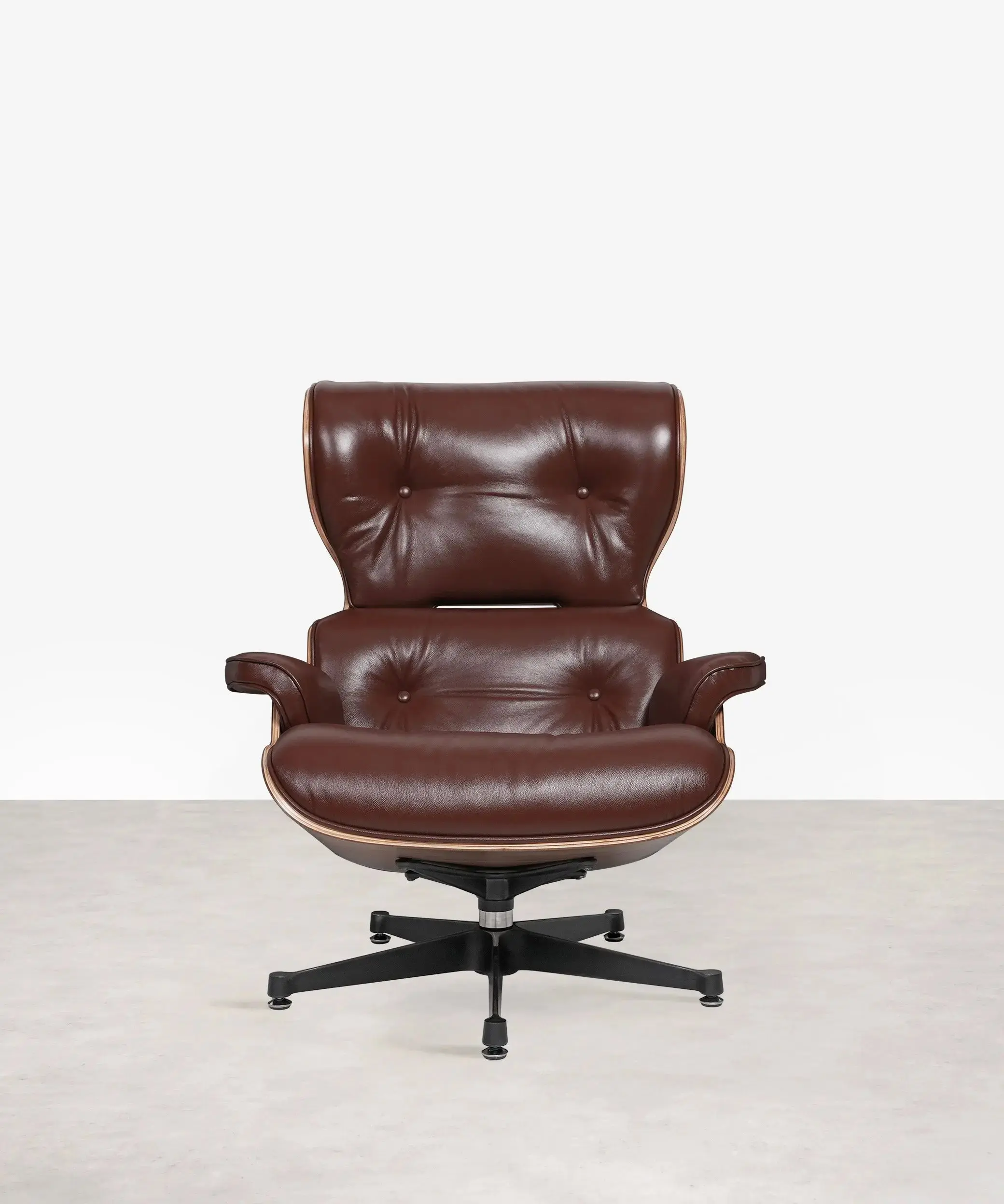 Sillón en Madera Tapizado en Piel con Reposapiés Magnum