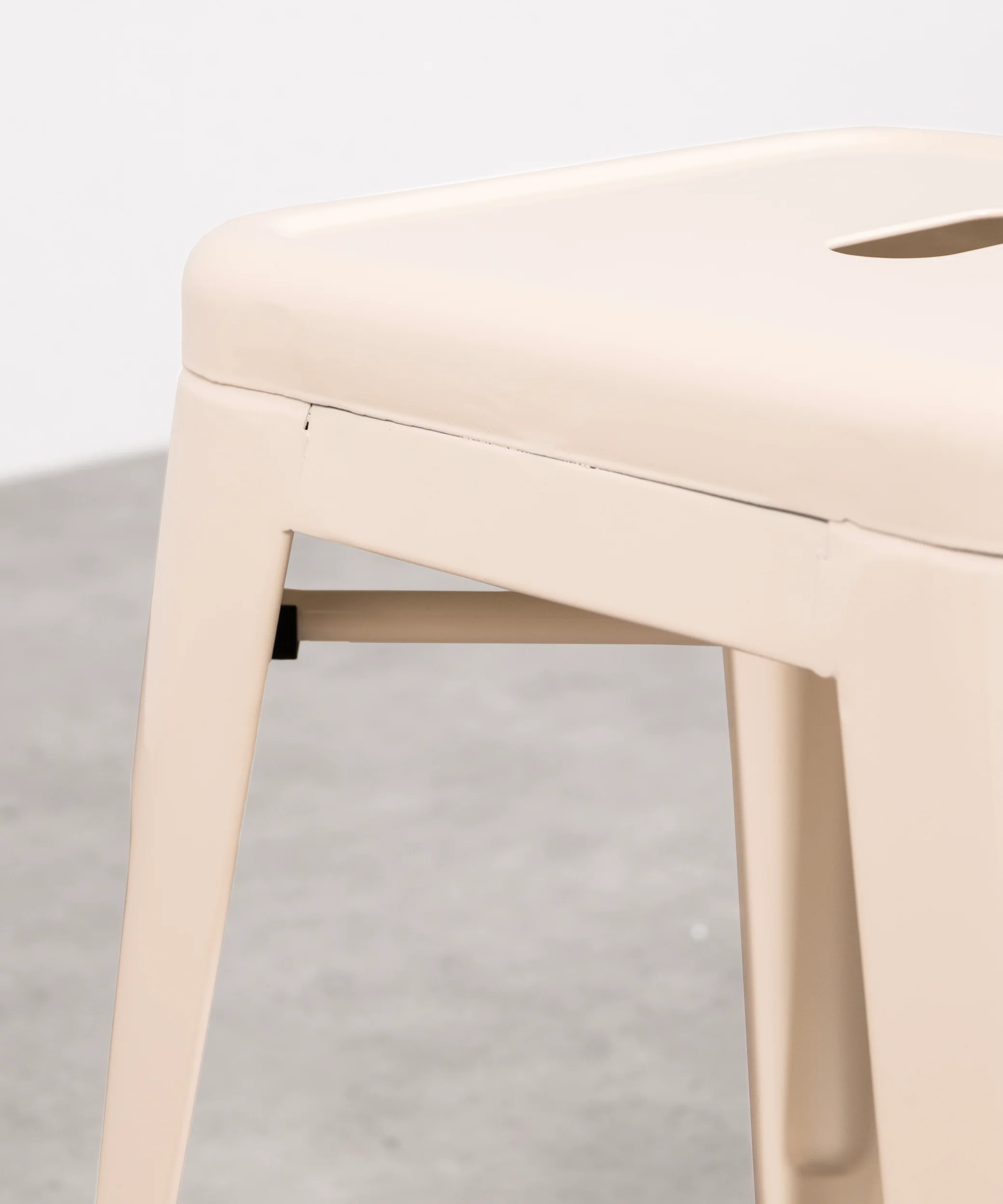 Taburete Bajo de Metal Tolik