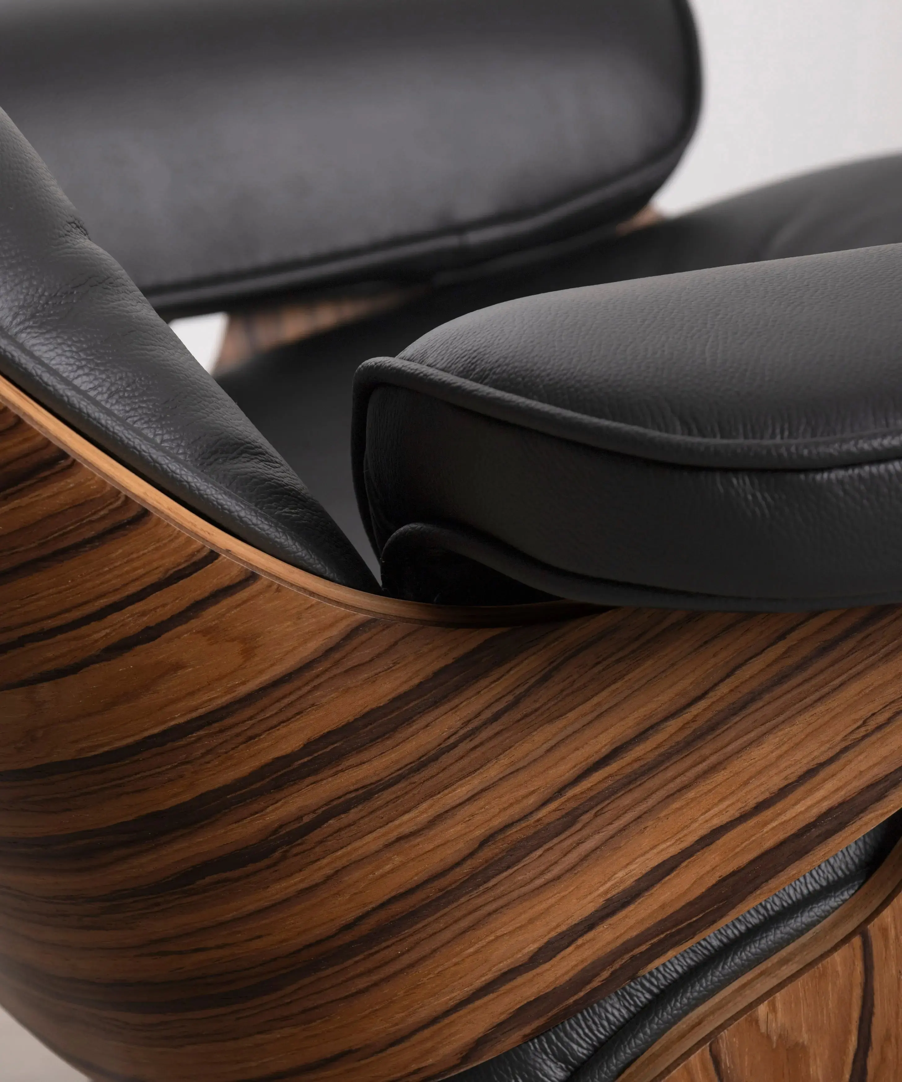 Sillón en Madera Tapizado en Piel con Reposapiés Magnum