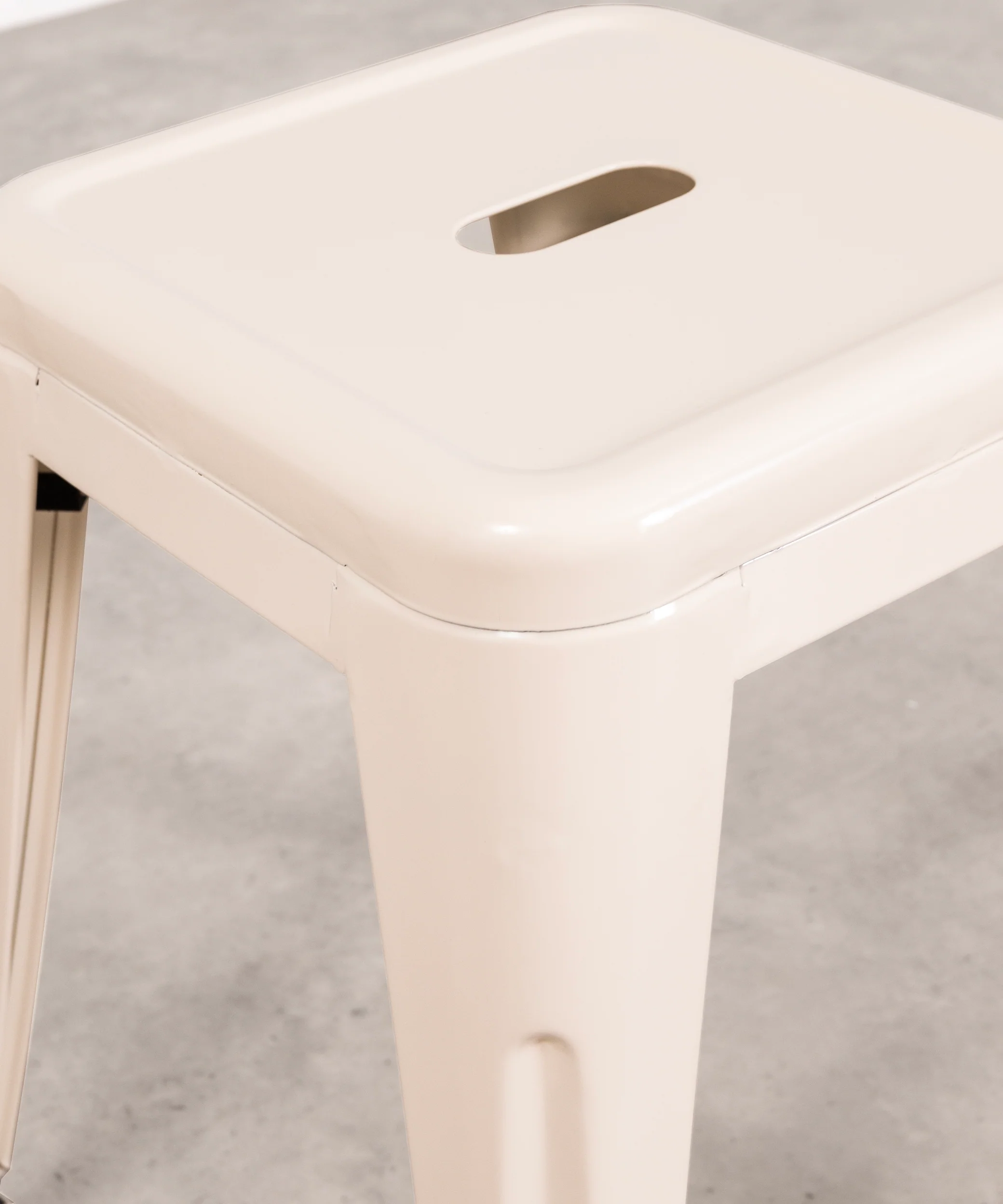 Taburete Bajo de Metal Tolik