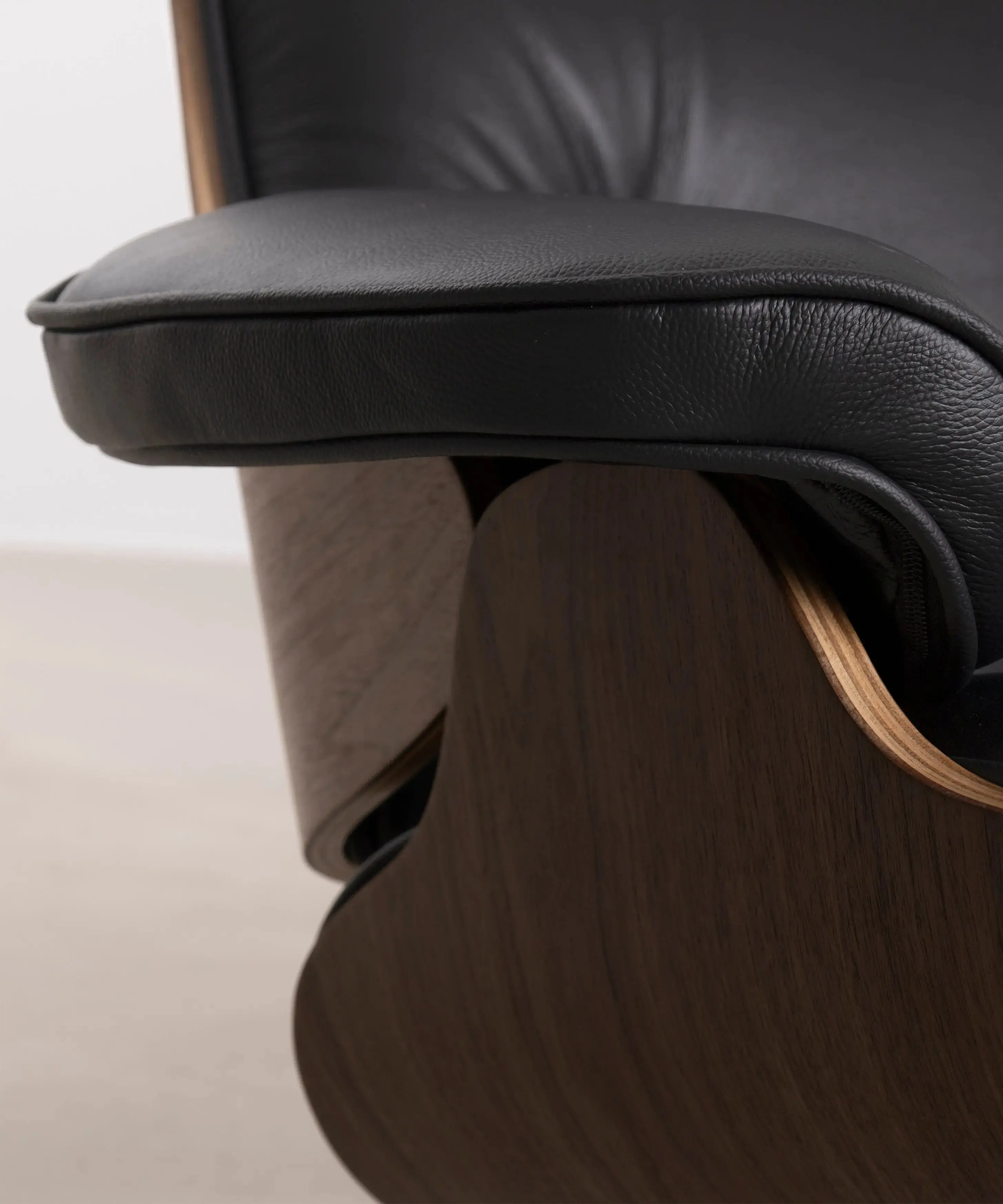 Sillón en Madera Tapizado en Piel con Reposapiés Magnum