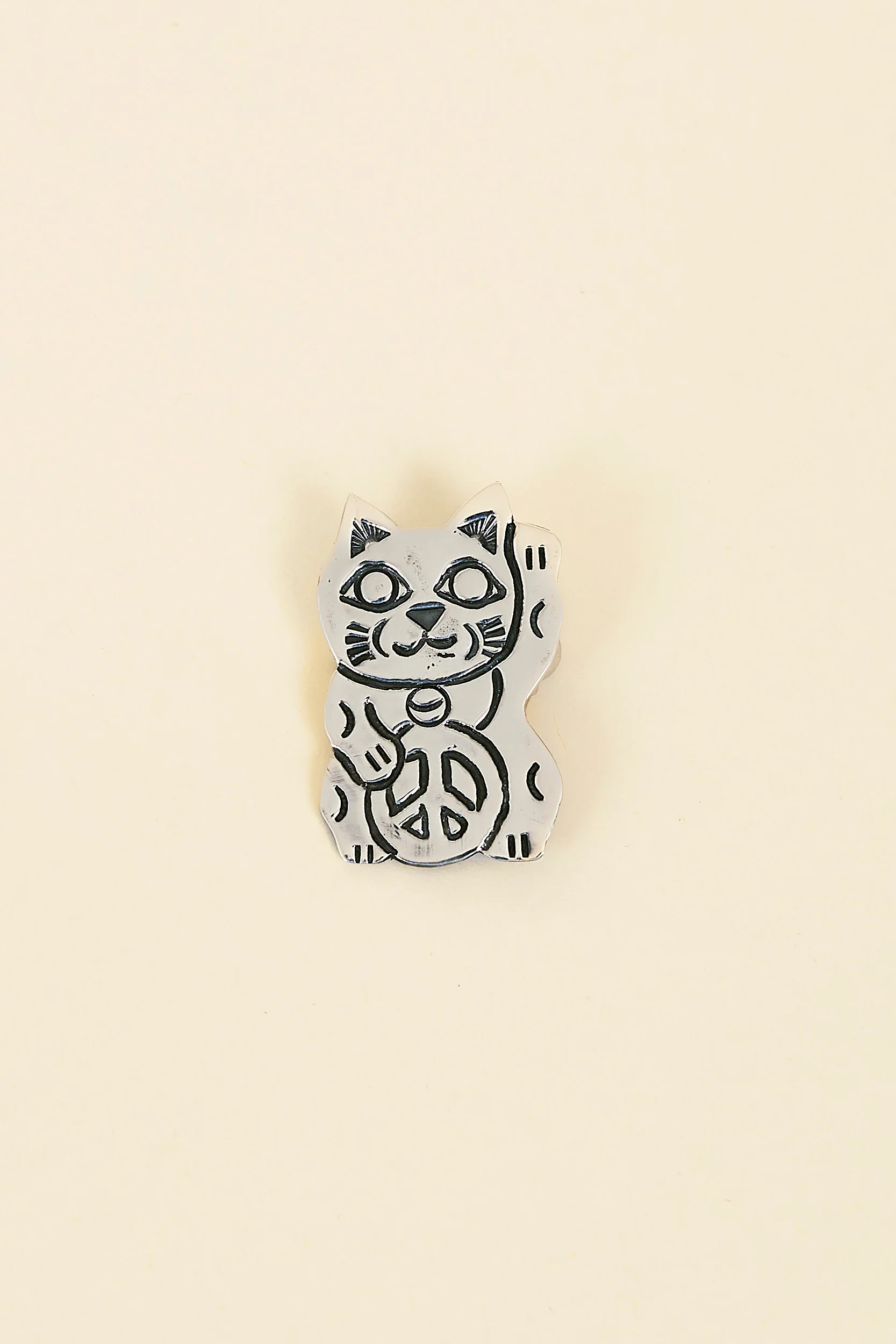 Munqa Peace Maneki Neko Pin