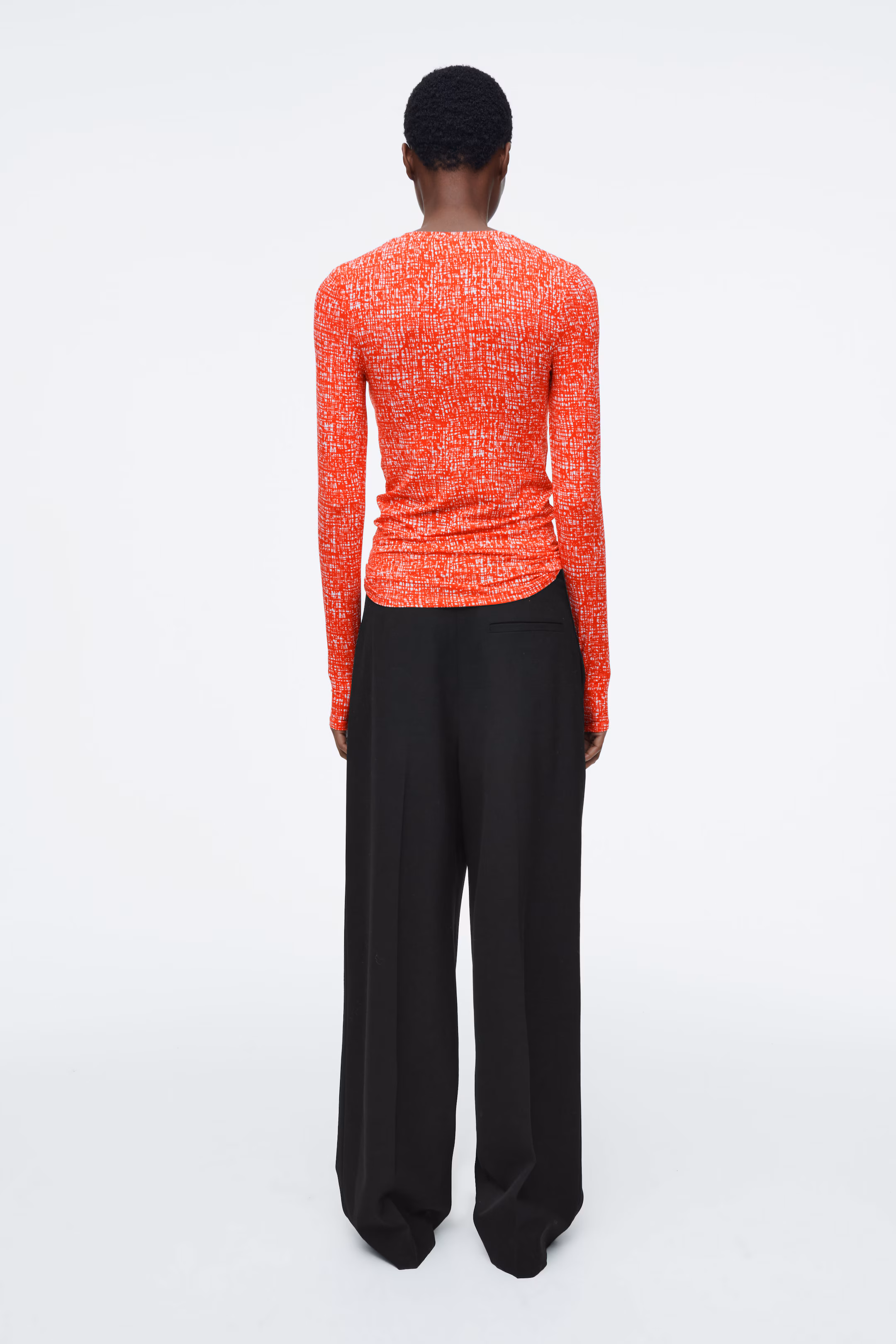 SLIM LIGHTWEIGHT LONG-SLEEVED TOP