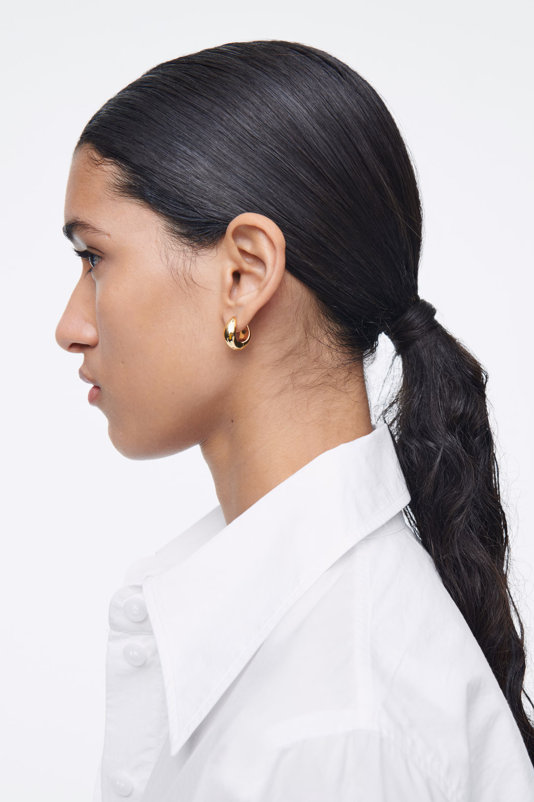 MINI CURVED HOOP EARRINGS