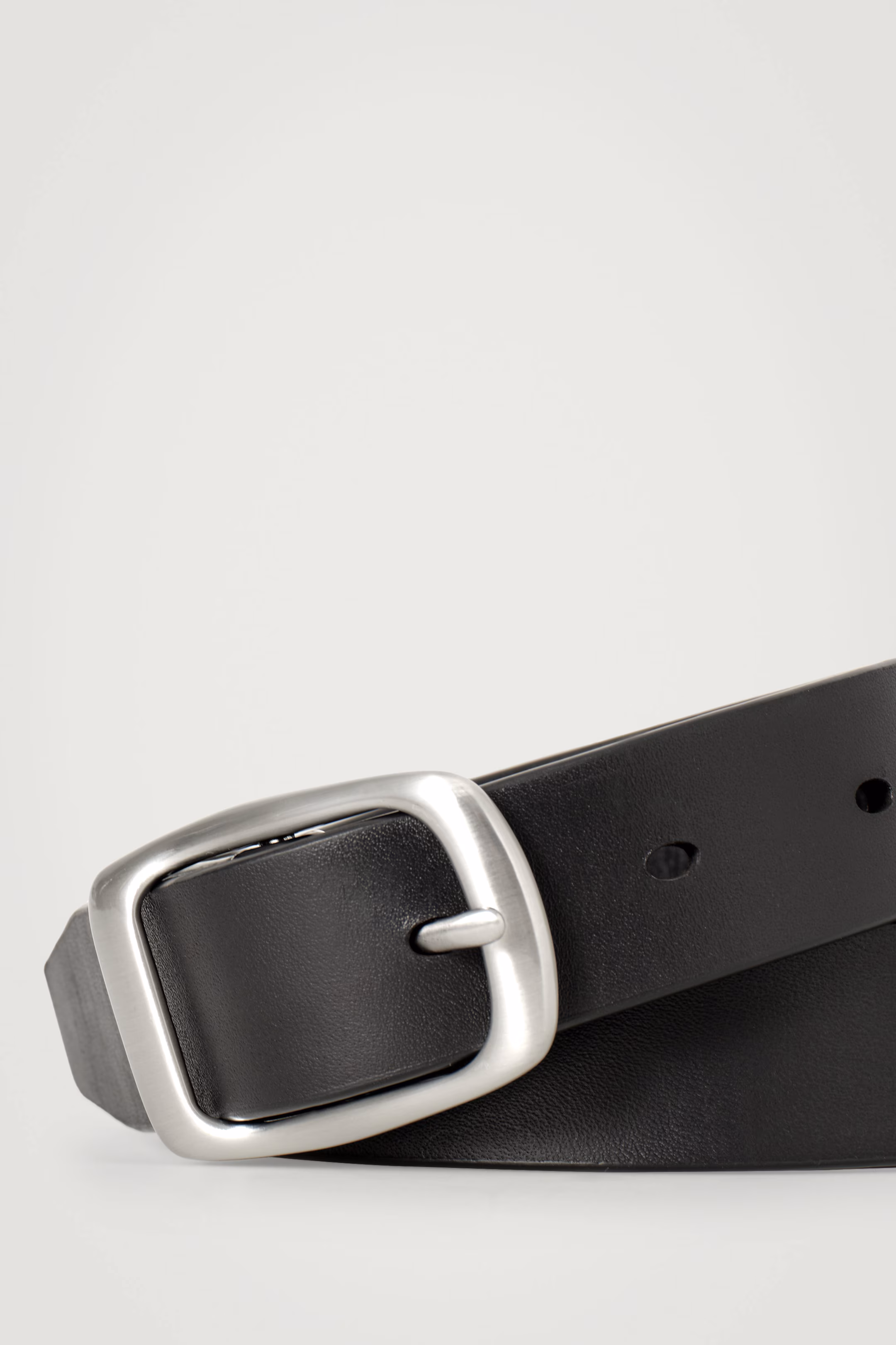 CURVED-BUCKLE LEATHER BELT
