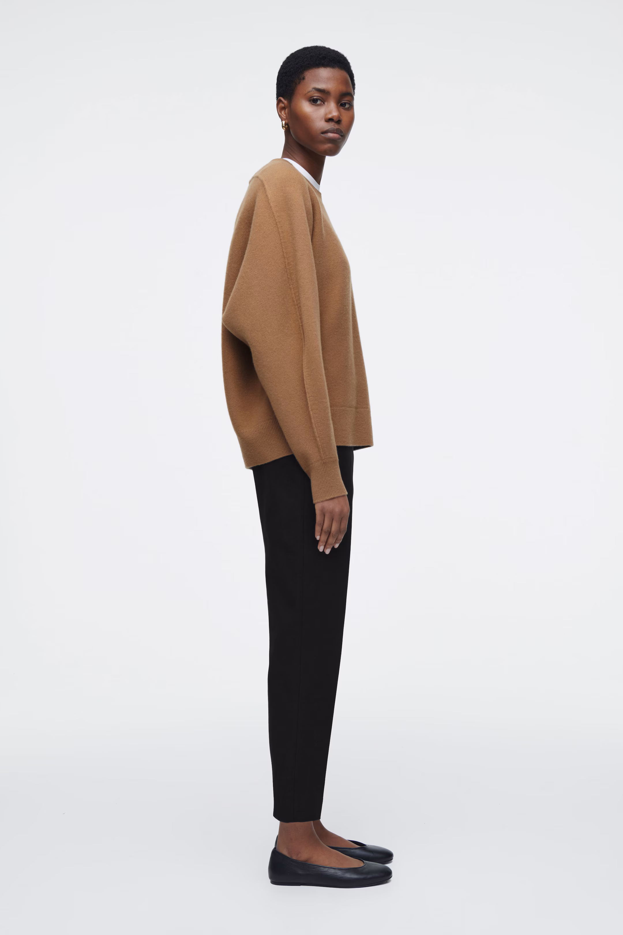 ELONGATED CAPRI TROUSERS