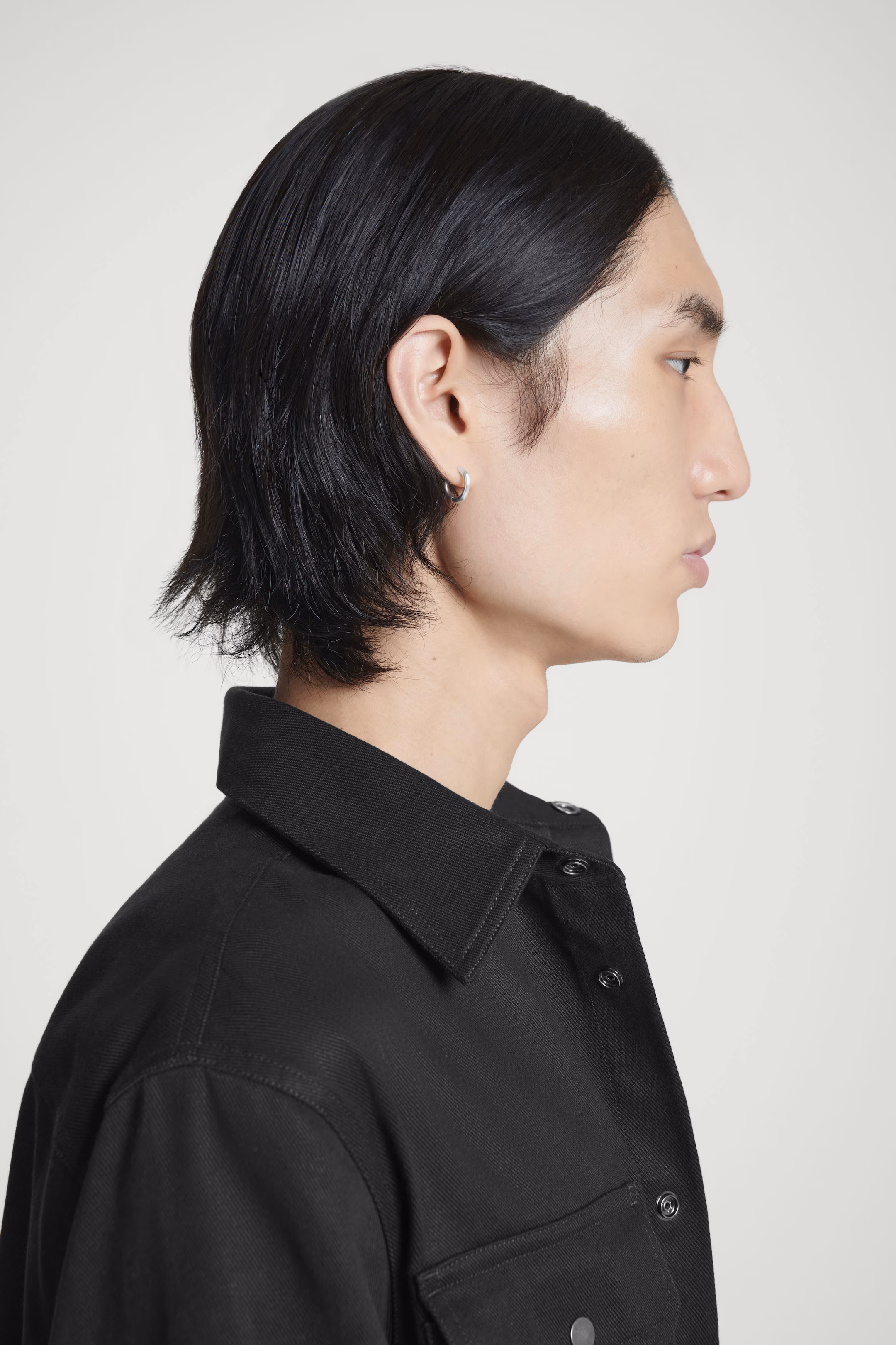 HAMMERED HUGGIE HOOP EARRINGS