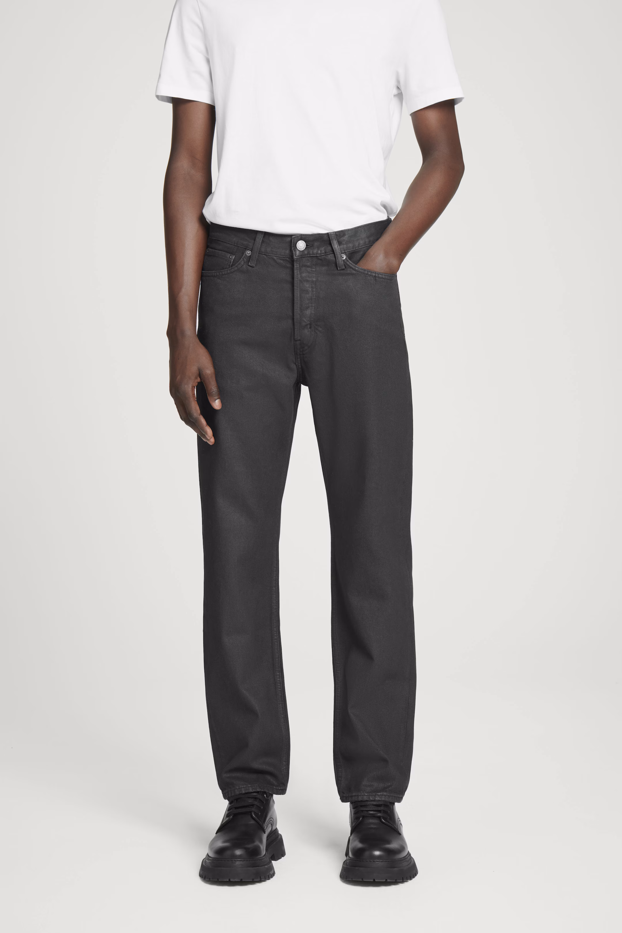 SIGNATURE STRAIGHT-LEG JEANS