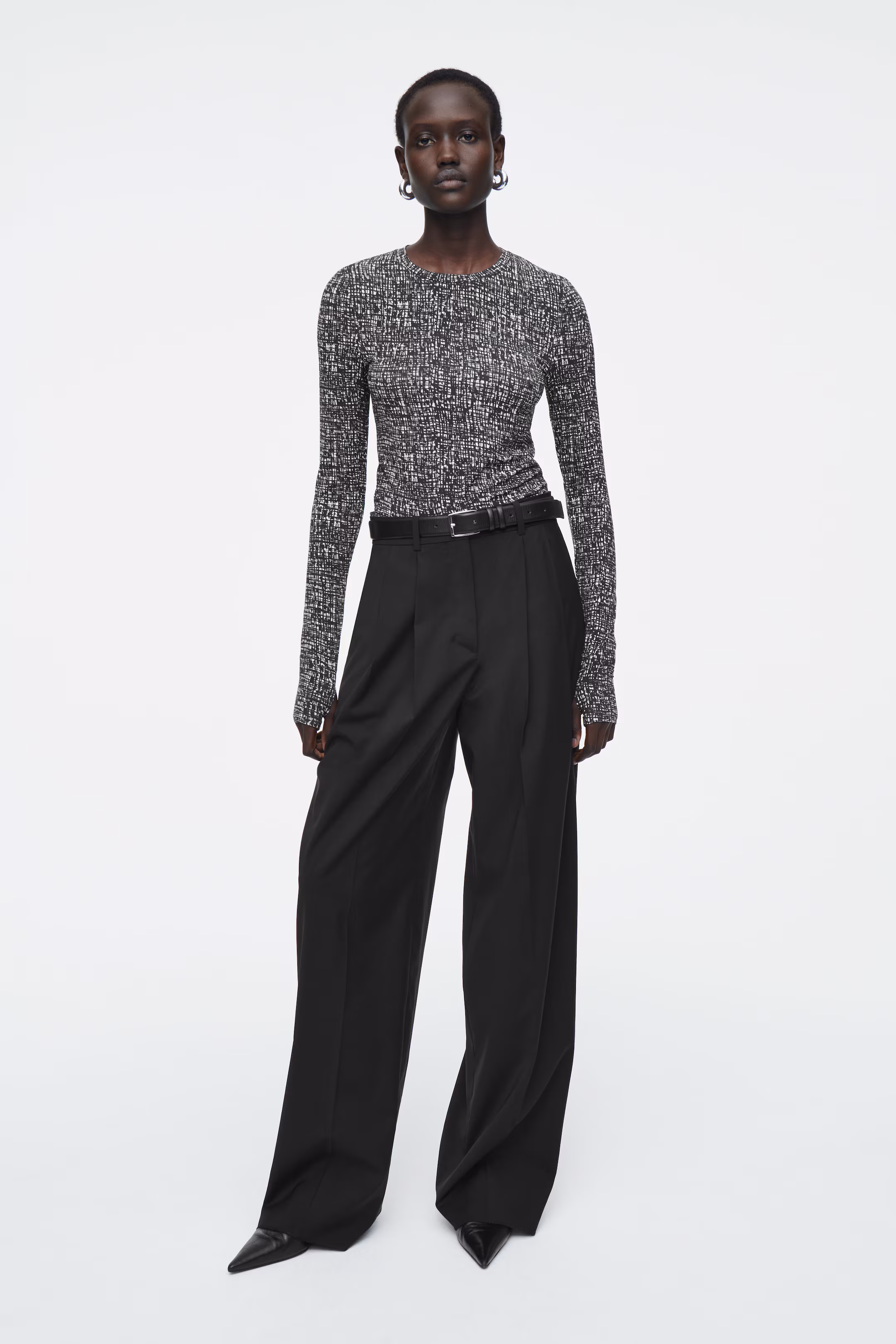 SLIM LIGHTWEIGHT LONG-SLEEVED TOP