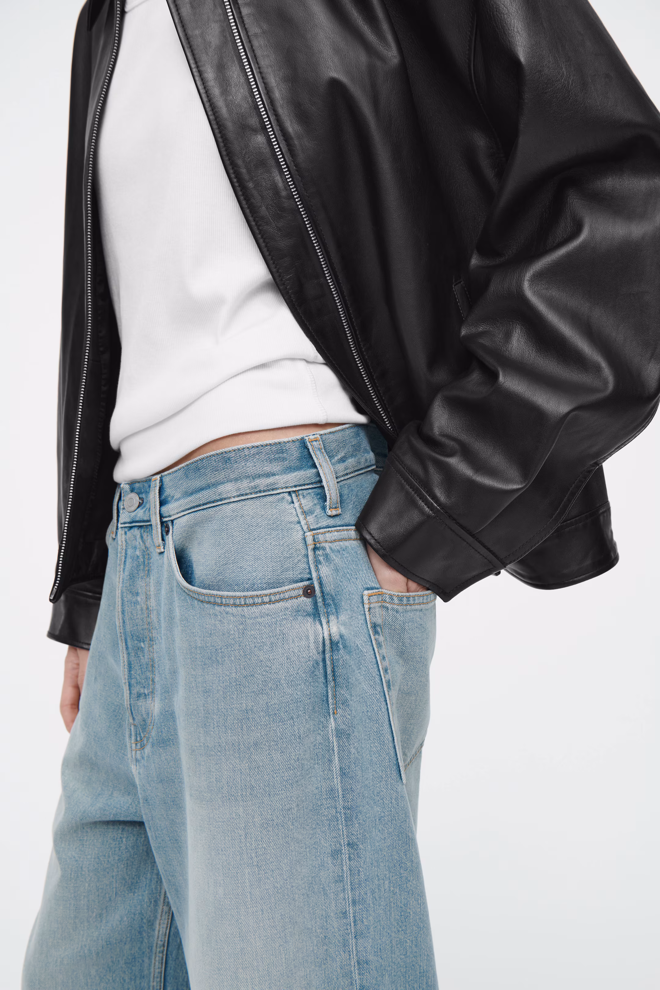 VOLUME WIDE-LEG JEANS