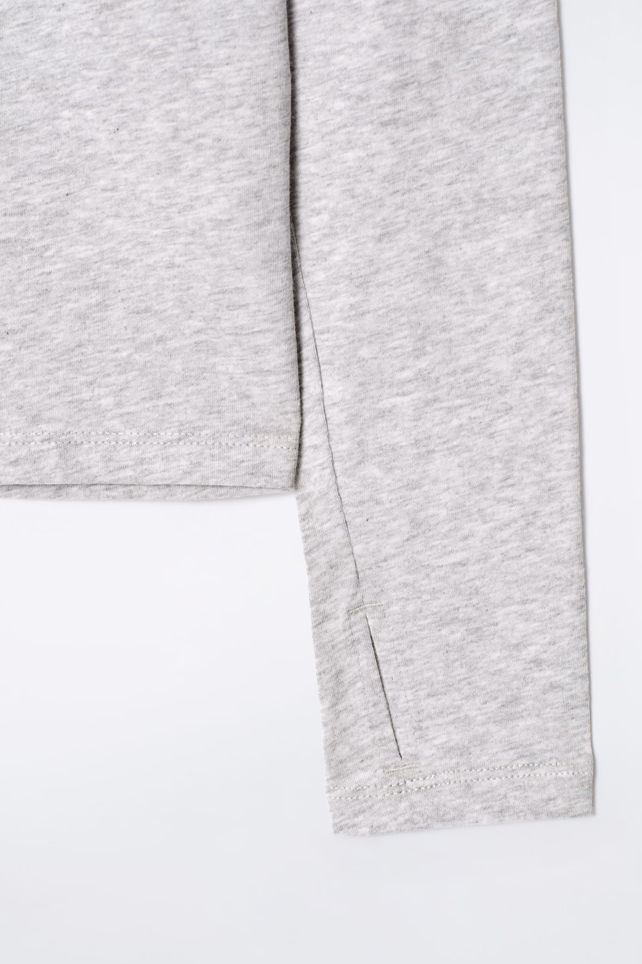 SLIM LIGHTWEIGHT LONG-SLEEVED TOP