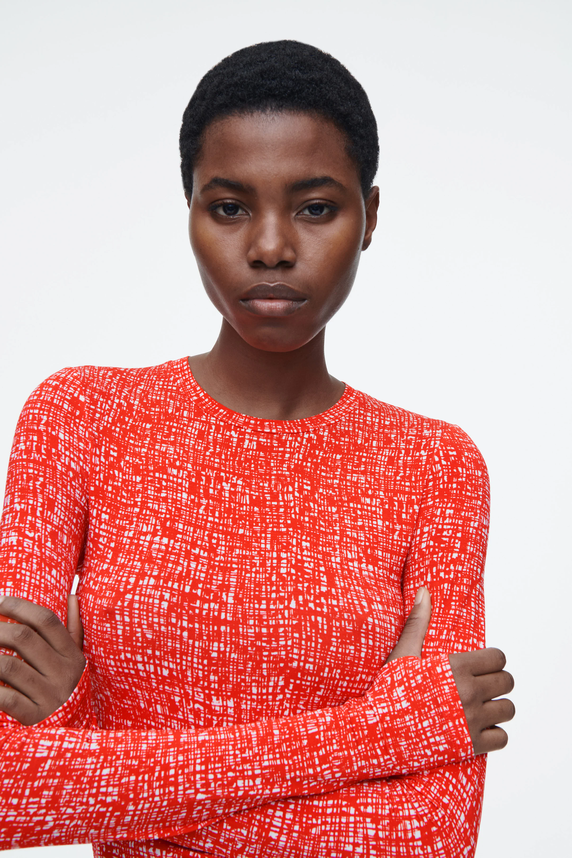 SLIM LIGHTWEIGHT LONG-SLEEVED TOP