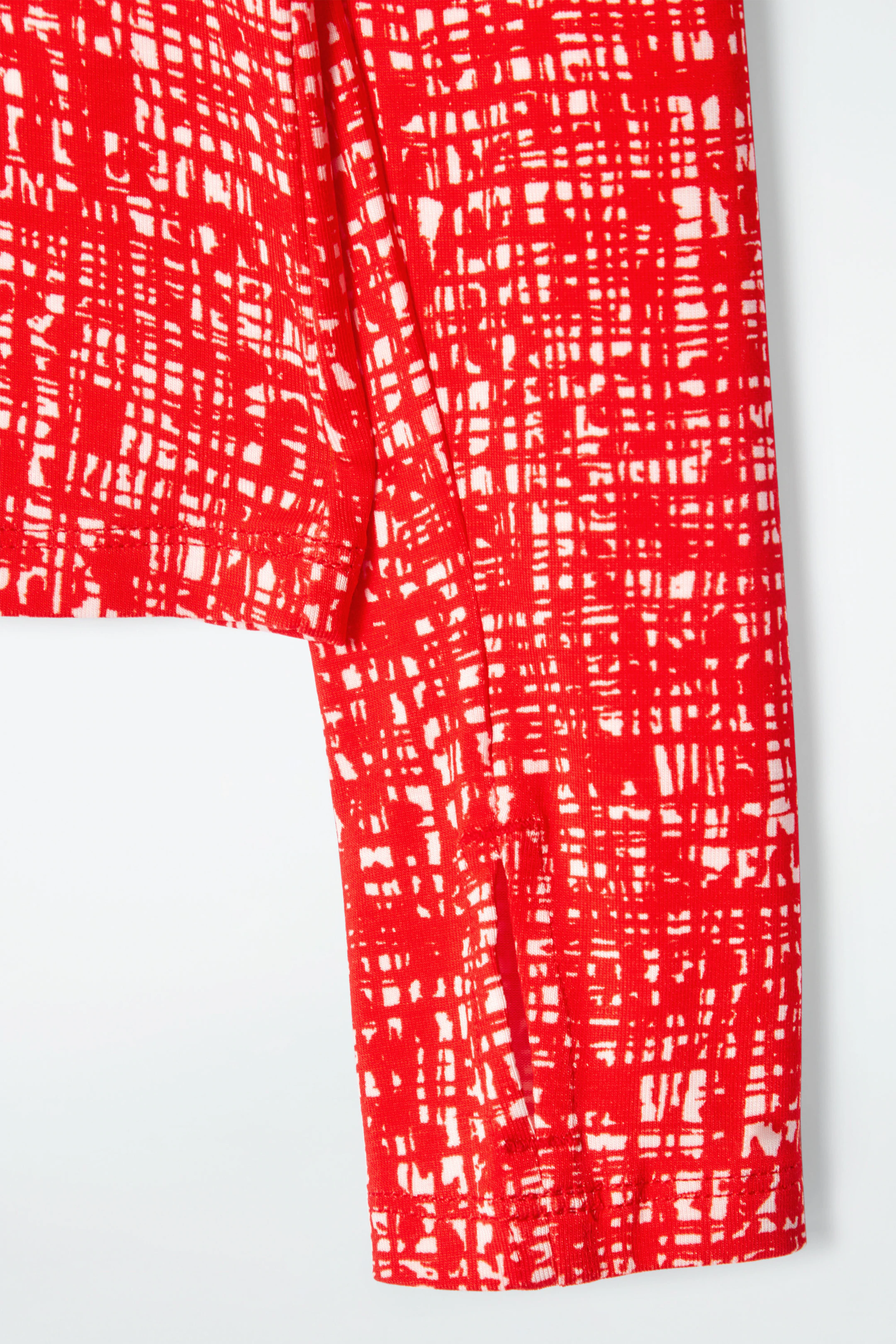 SLIM LIGHTWEIGHT LONG-SLEEVED TOP