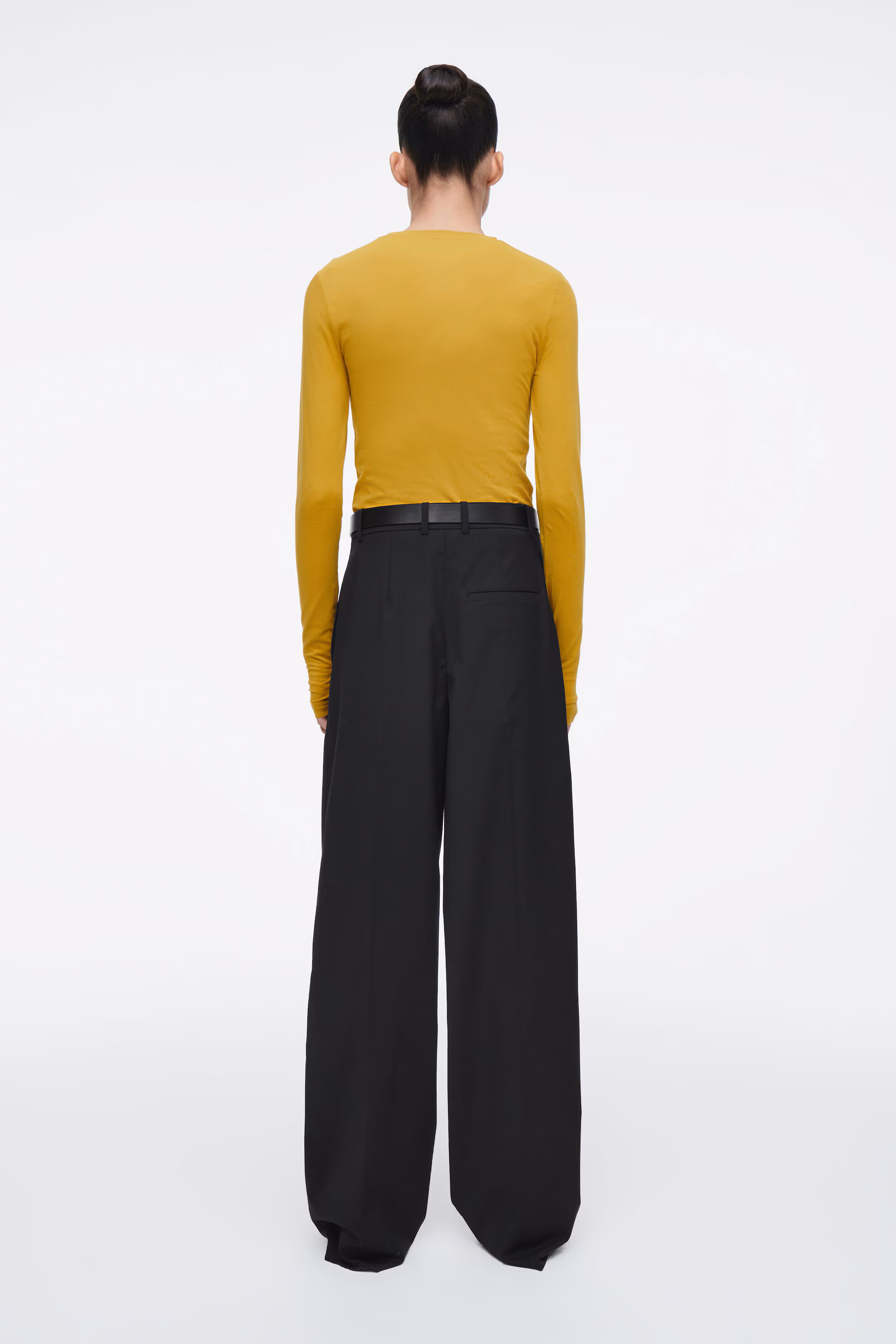 SLIM LIGHTWEIGHT LONG-SLEEVED TOP