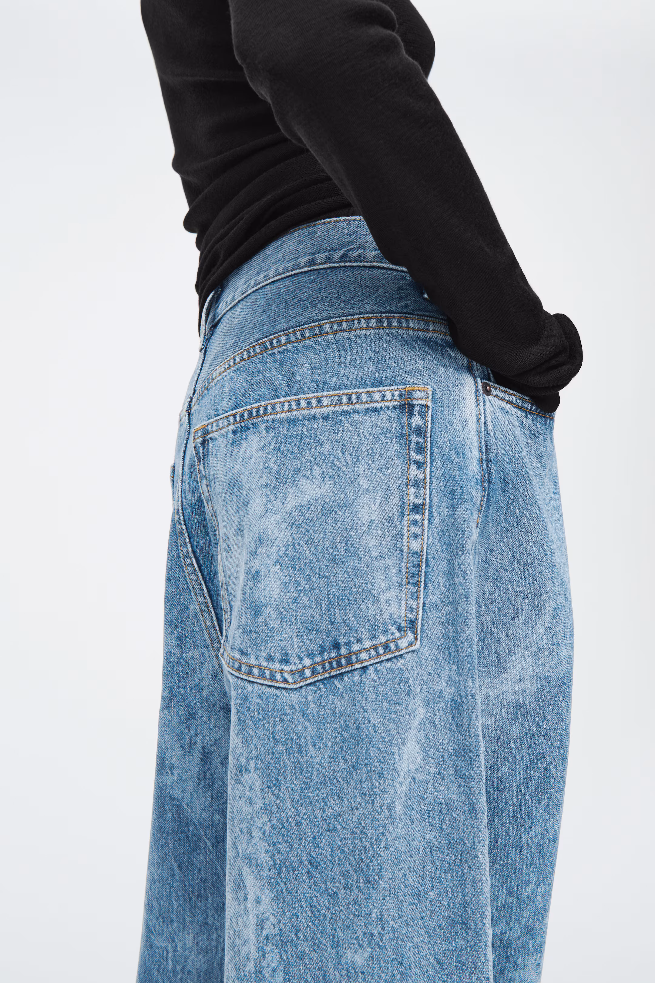 VOLUME WIDE-LEG JEANS