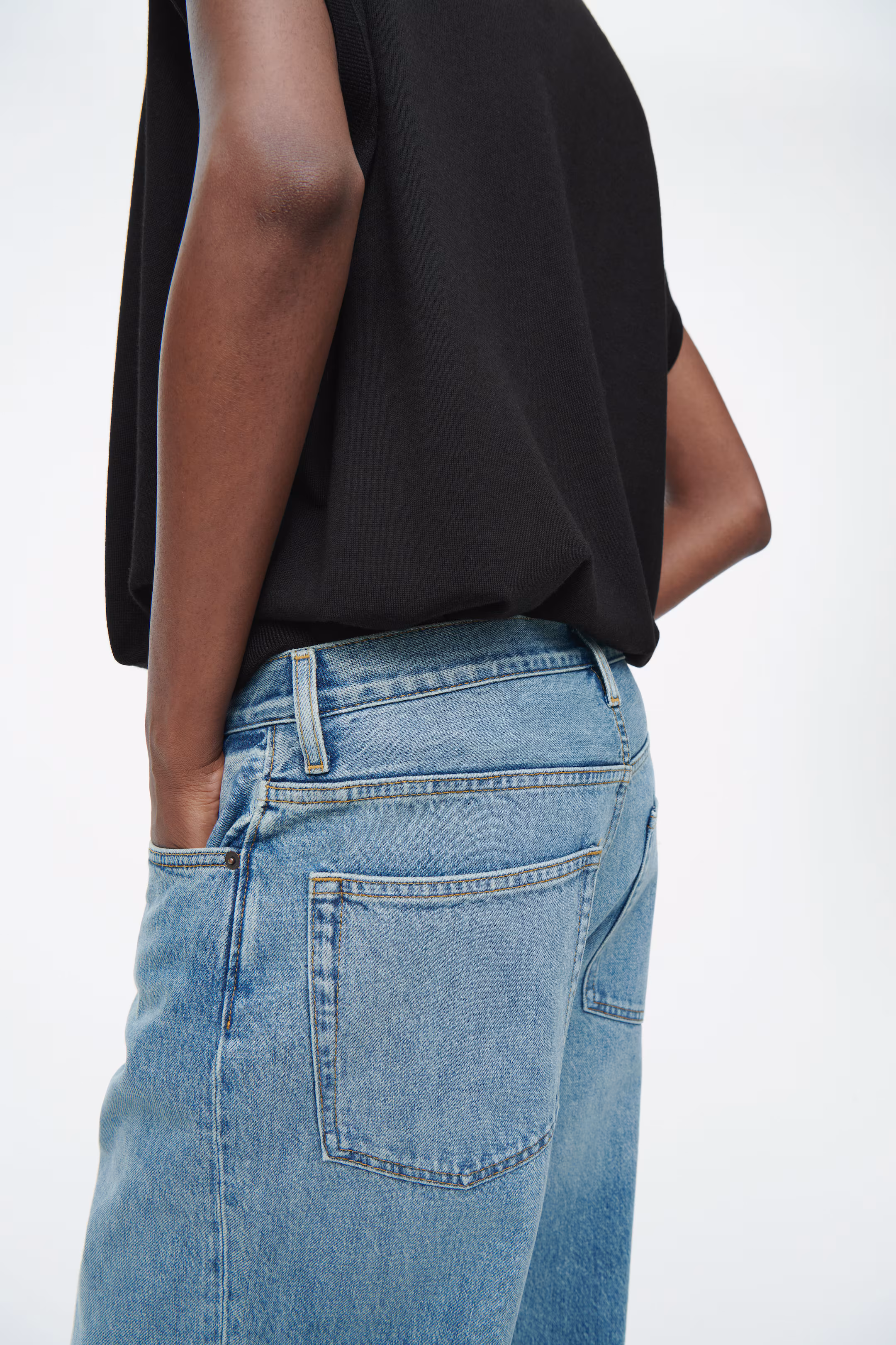 VOLUME WIDE-LEG JEANS