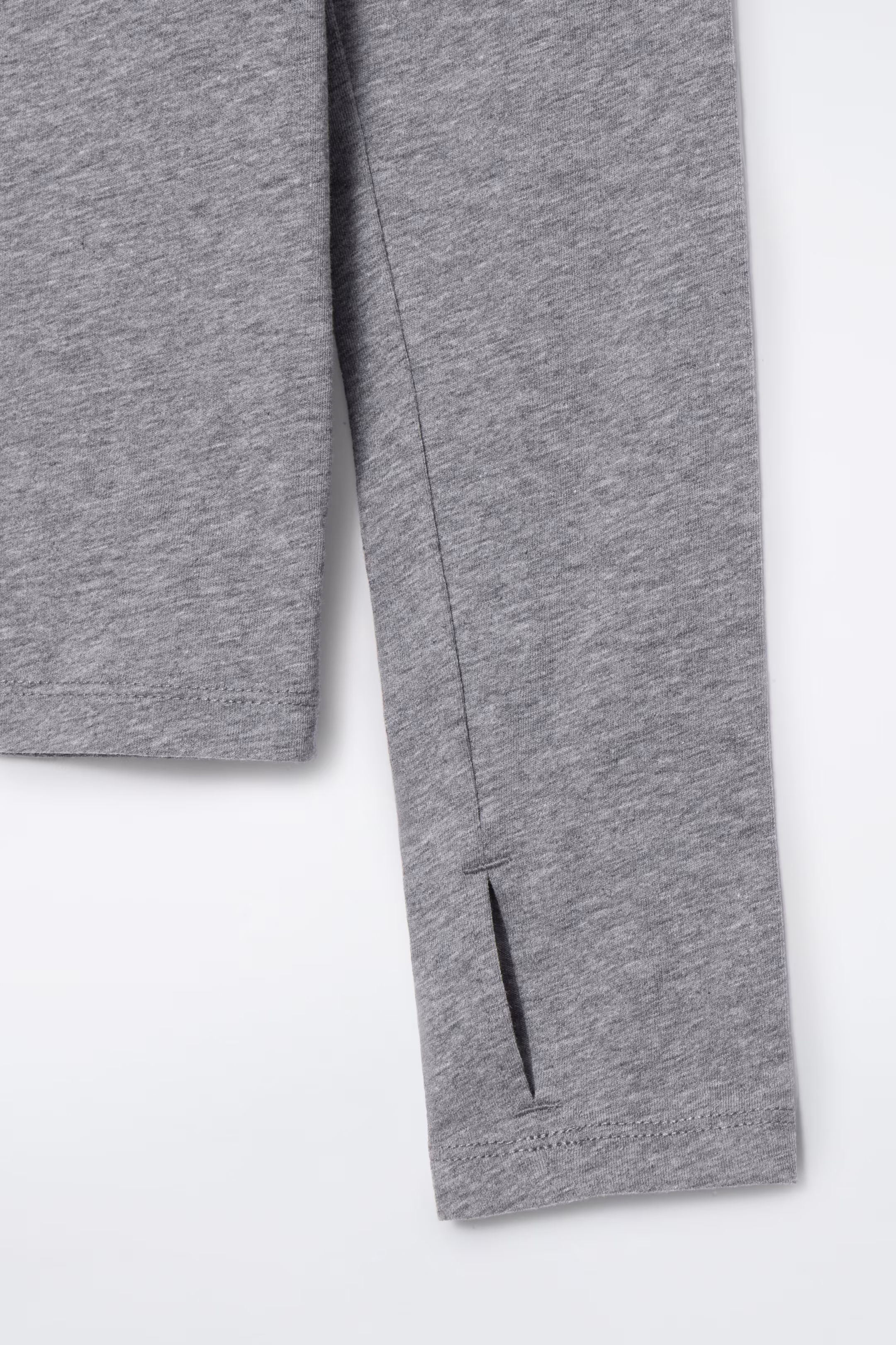 SLIM LIGHTWEIGHT LONG-SLEEVED TOP