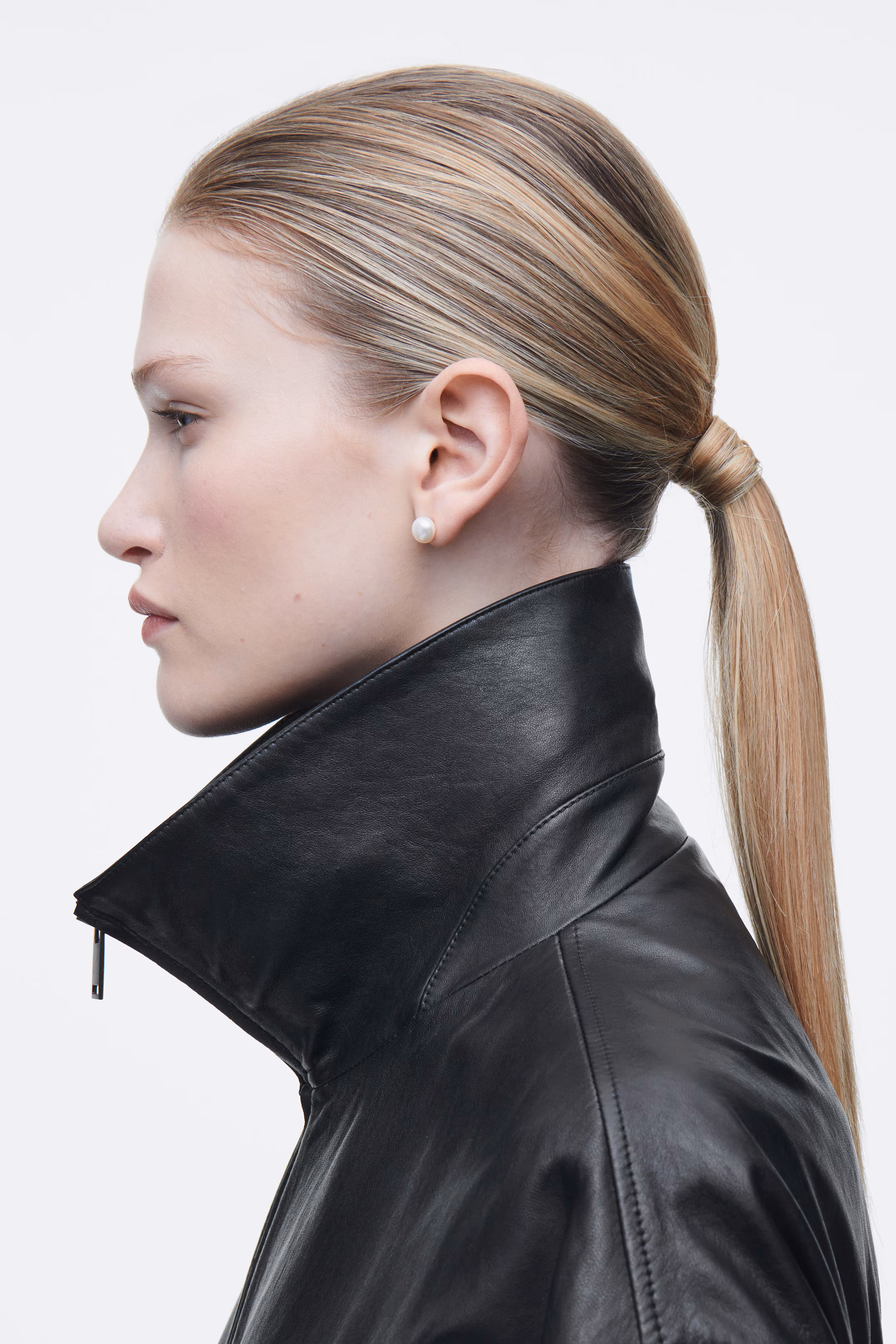 MISMATCHED COILED FRESHWATER PEARL EARRINGS