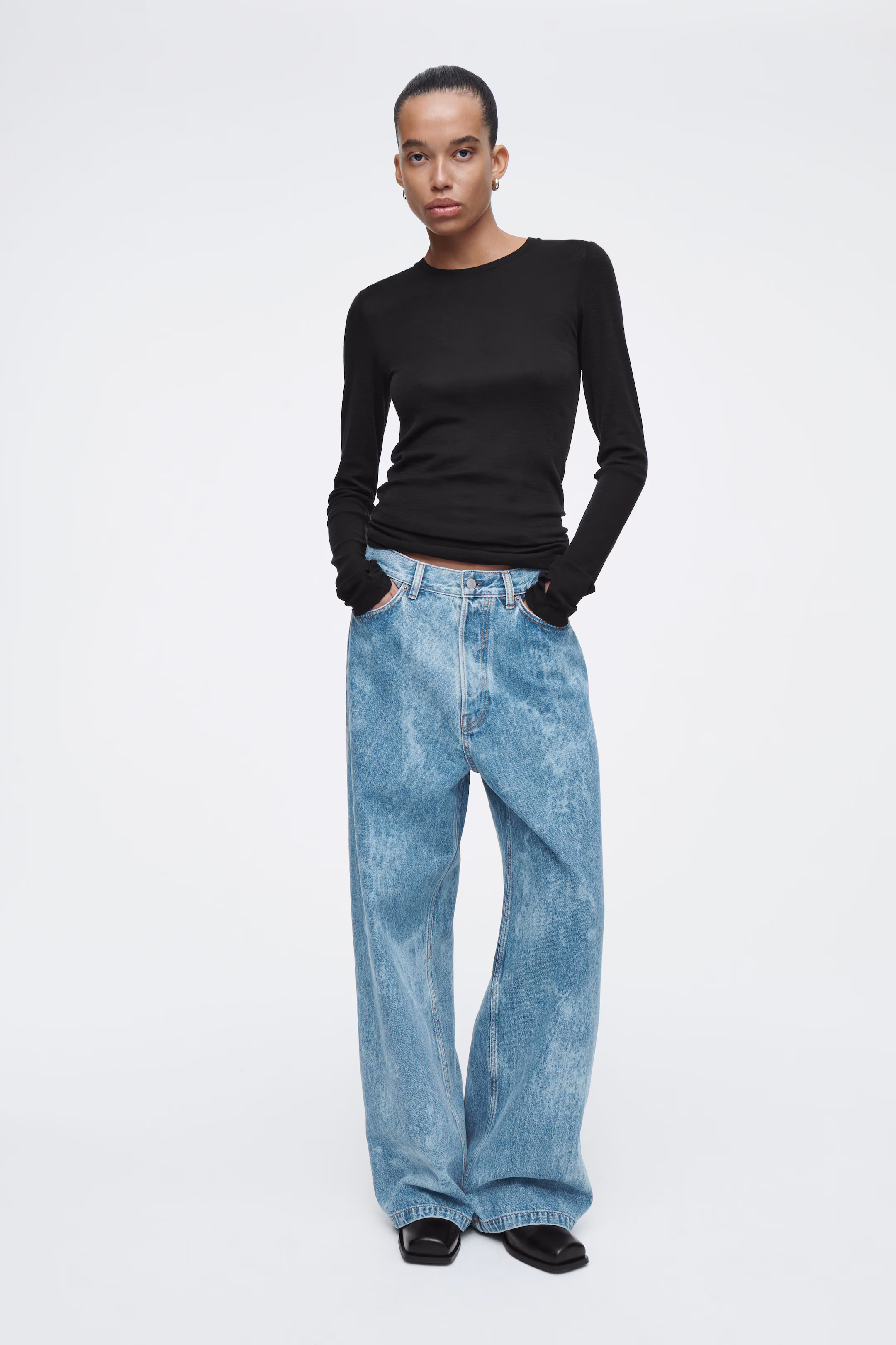VOLUME WIDE-LEG JEANS