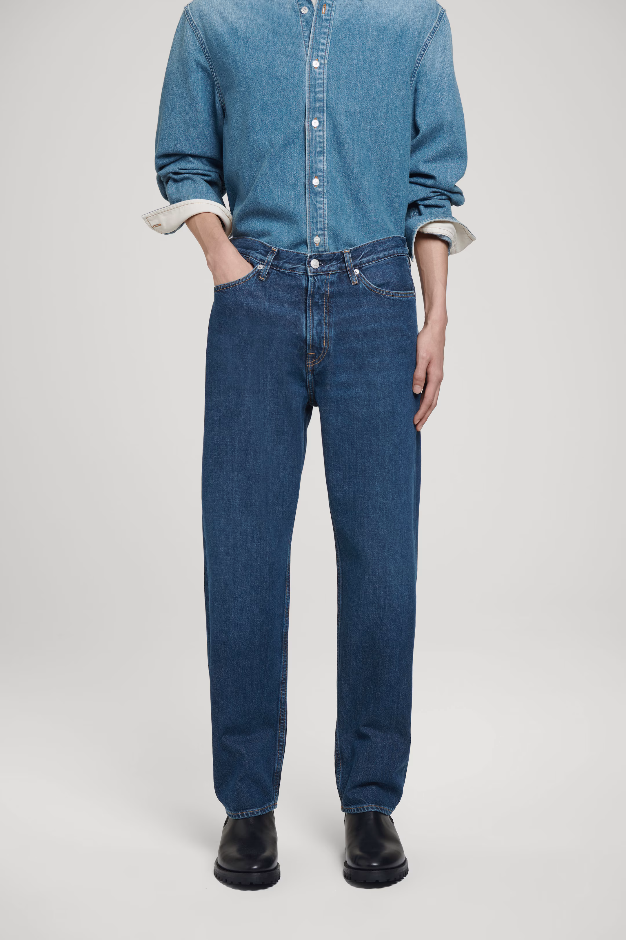 SIGNATURE STRAIGHT-LEG JEANS
