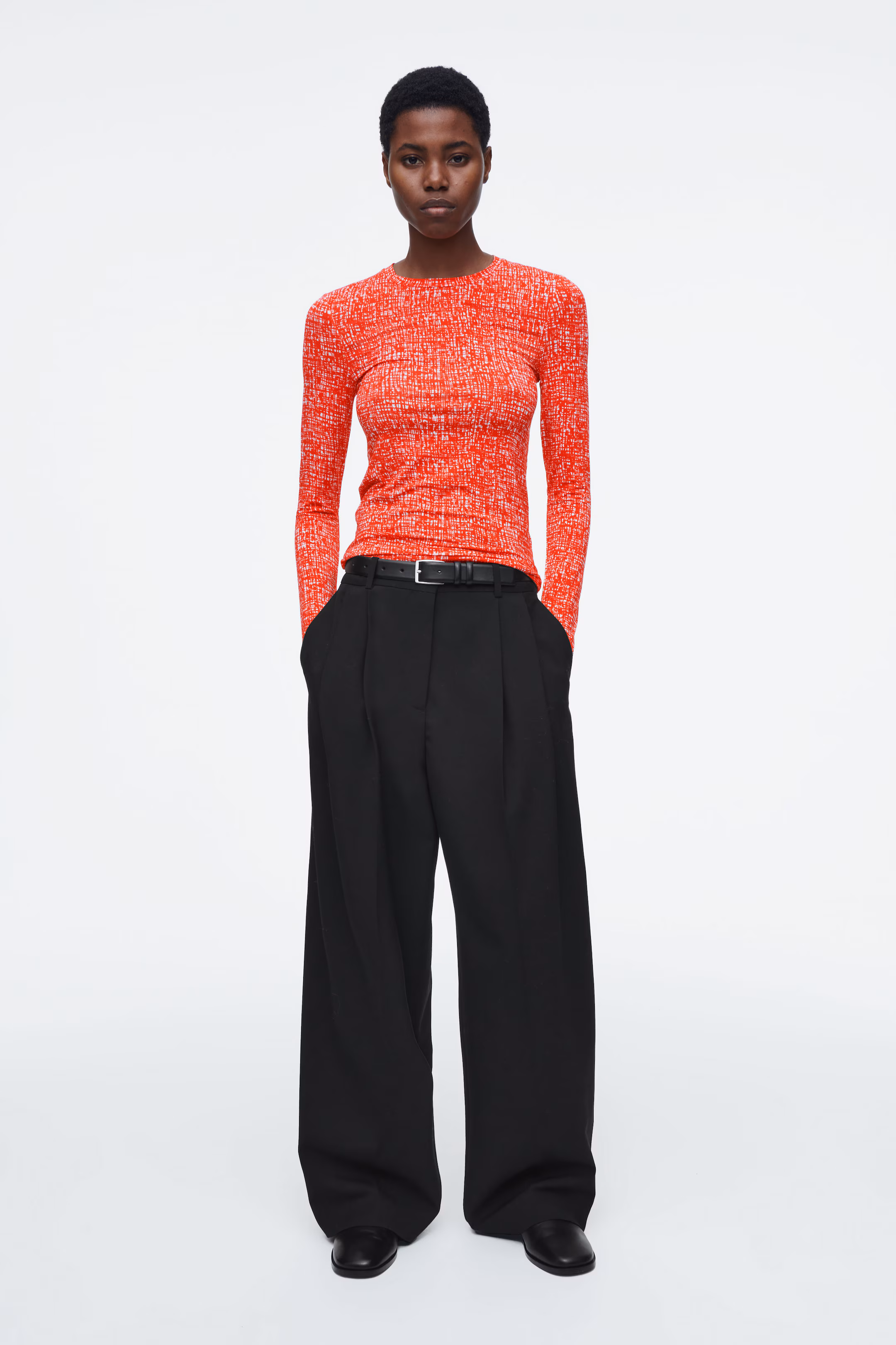 SLIM LIGHTWEIGHT LONG-SLEEVED TOP