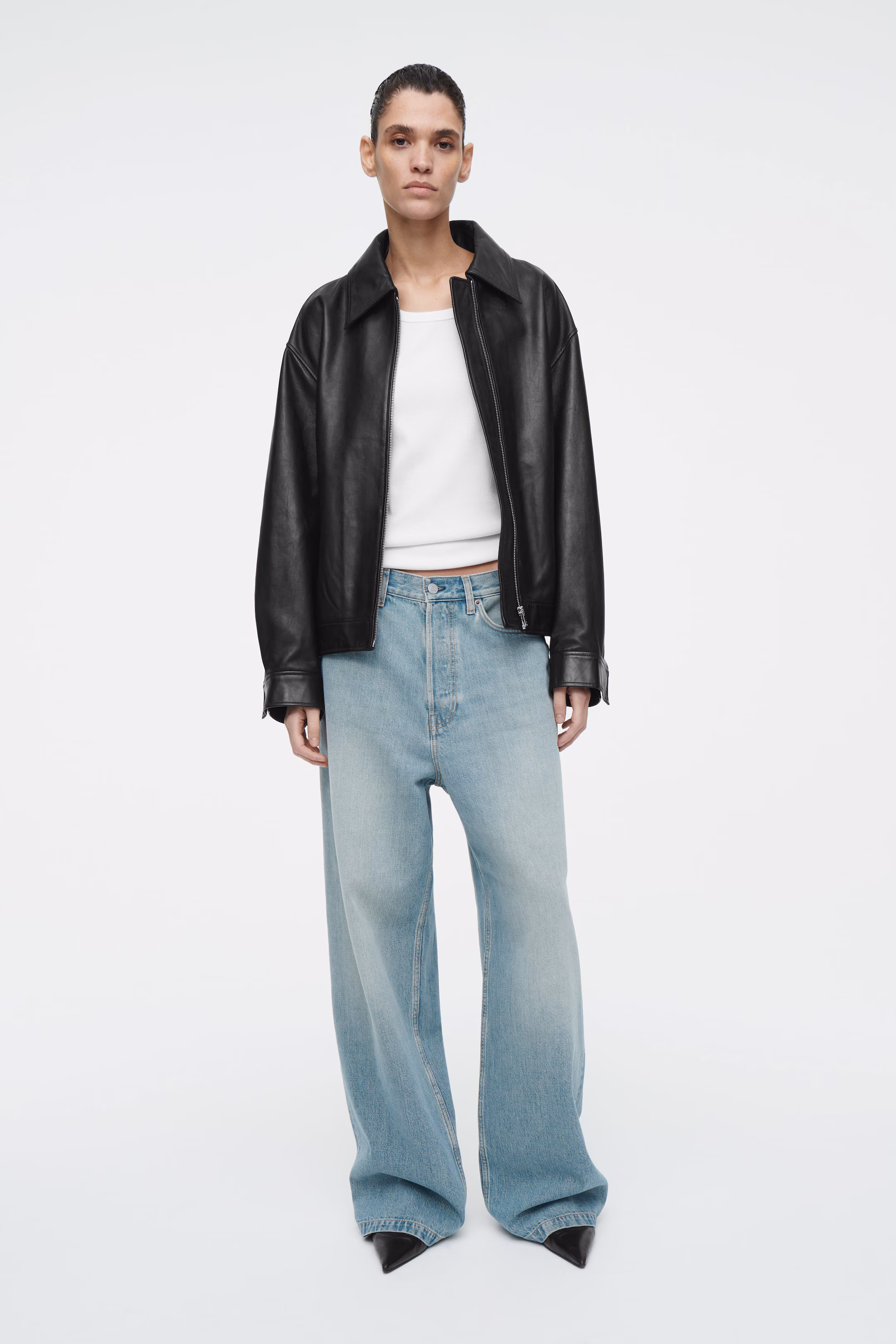 VOLUME WIDE-LEG JEANS