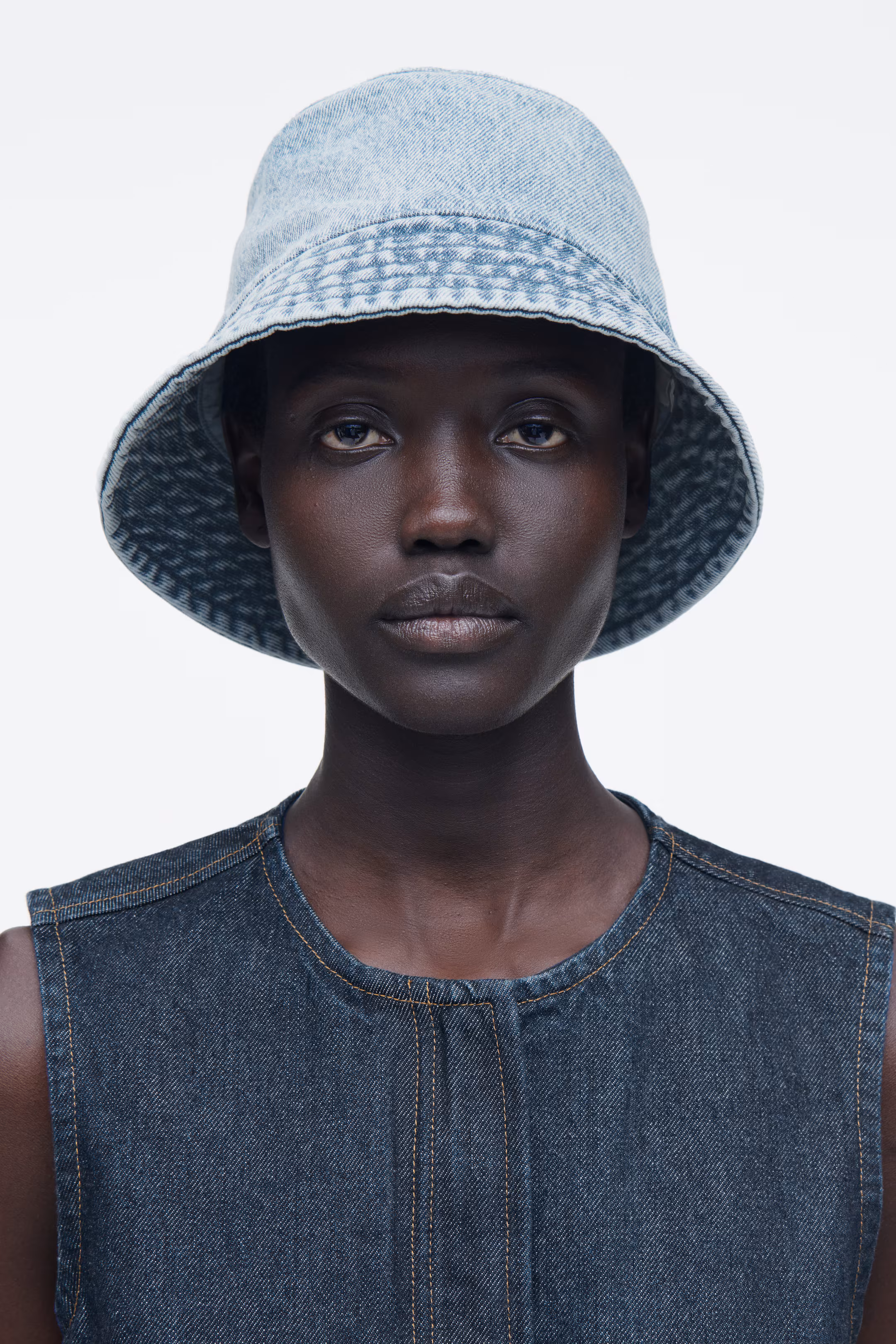 DENIM BUCKET HAT