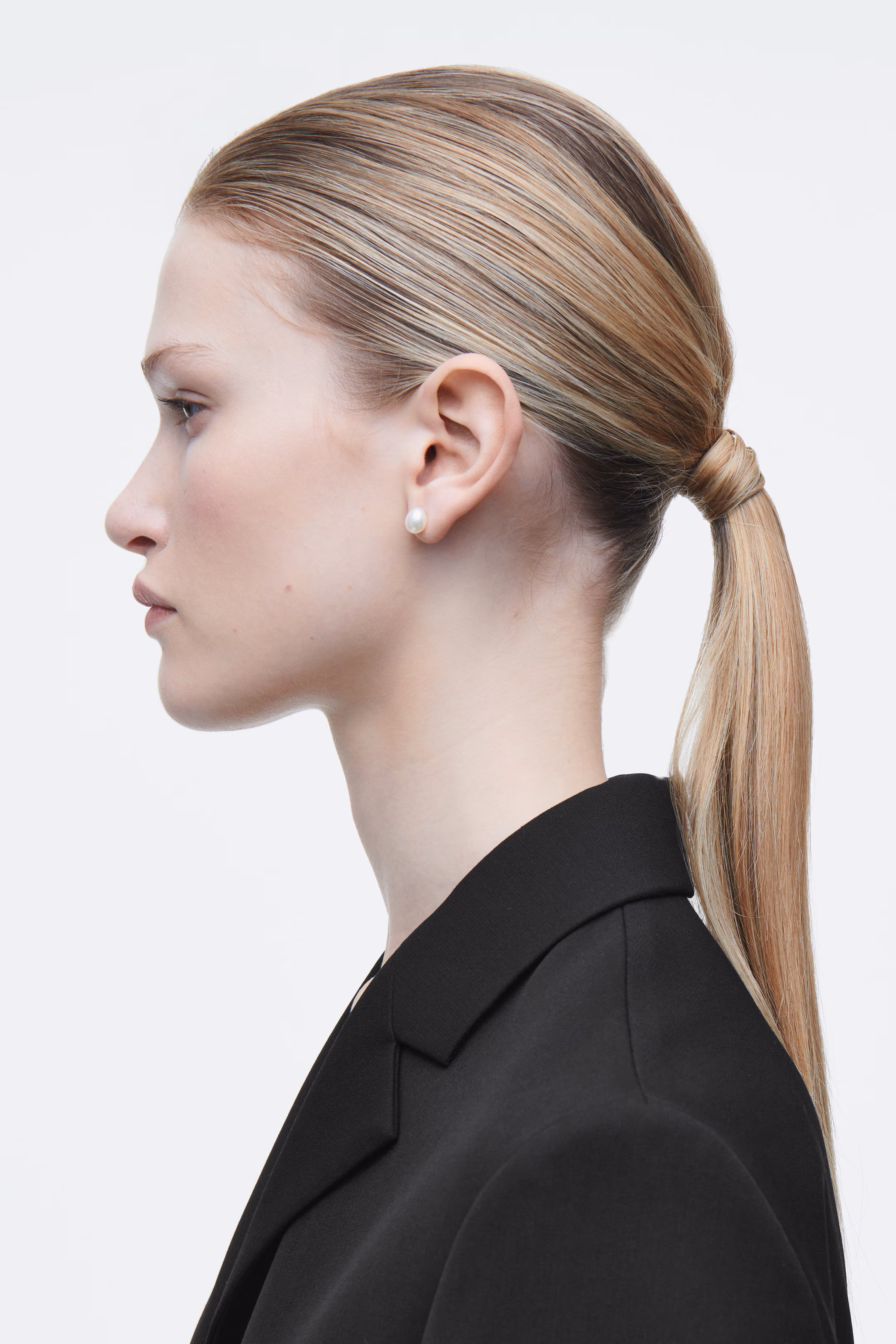 MISMATCHED COILED FRESHWATER PEARL EARRINGS