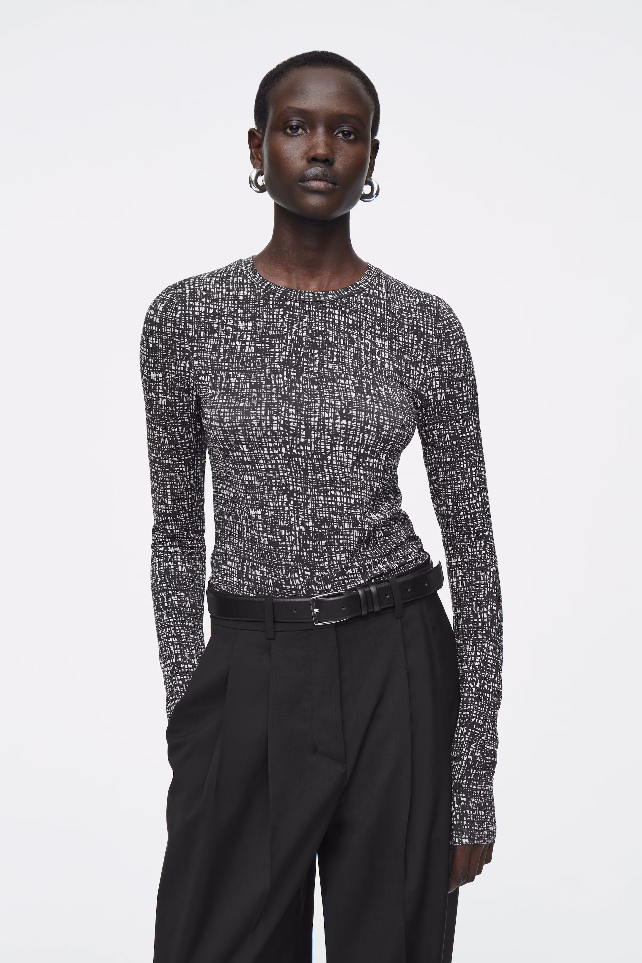 SLIM LIGHTWEIGHT LONG-SLEEVED TOP