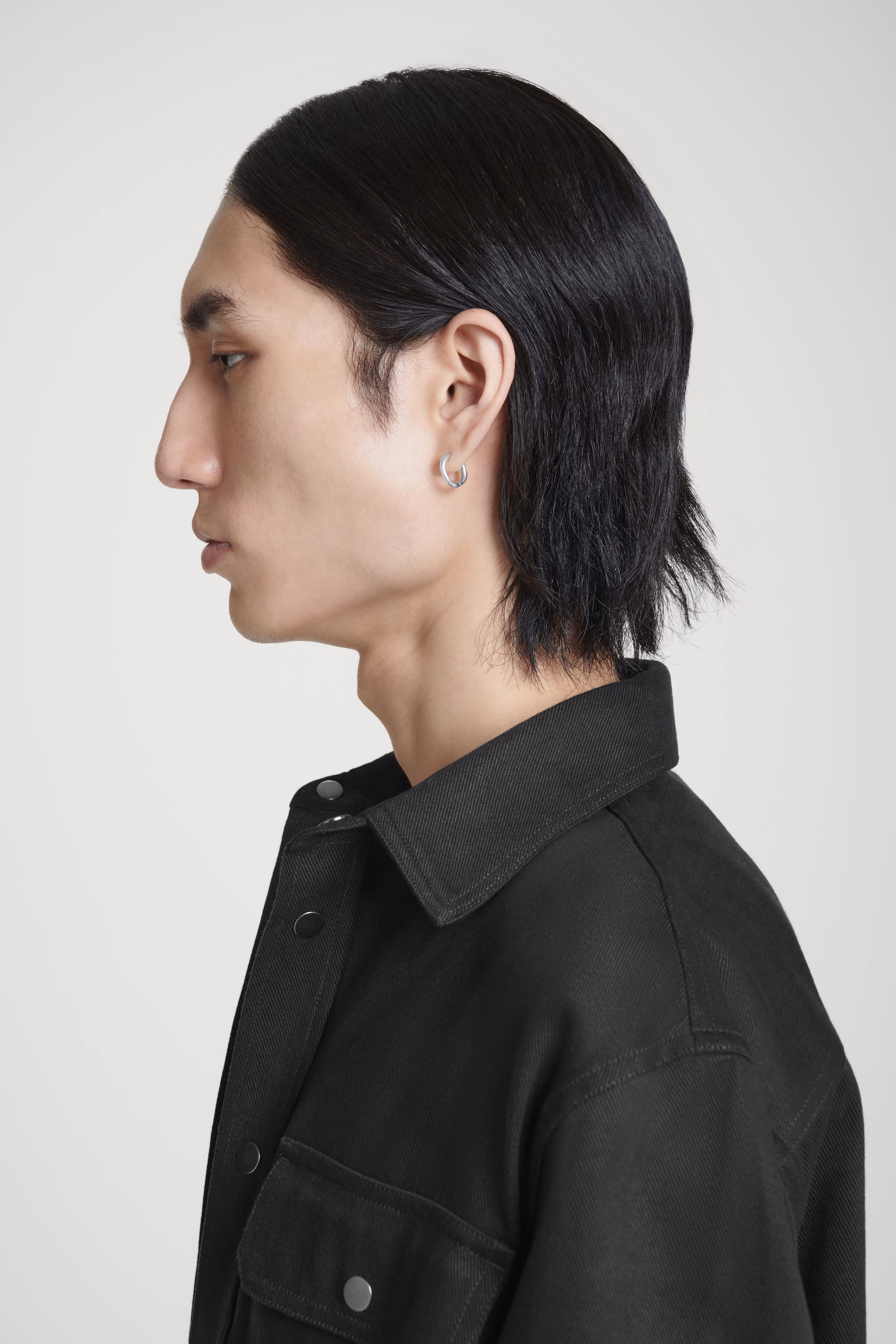 HAMMERED HUGGIE HOOP EARRINGS