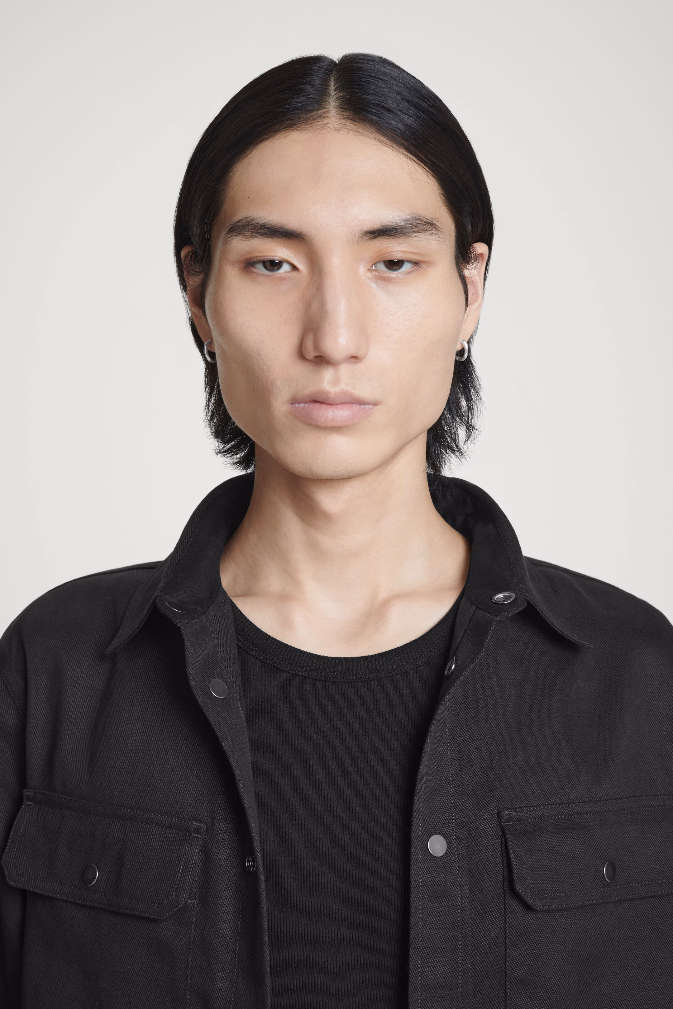 HAMMERED HUGGIE HOOP EARRINGS