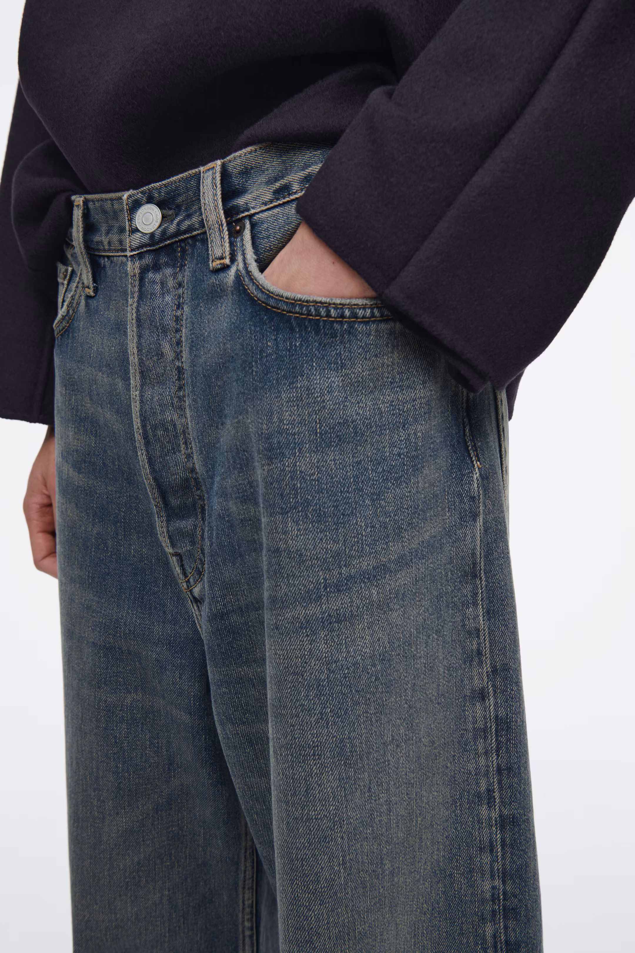 VOLUME WIDE-LEG JEANS