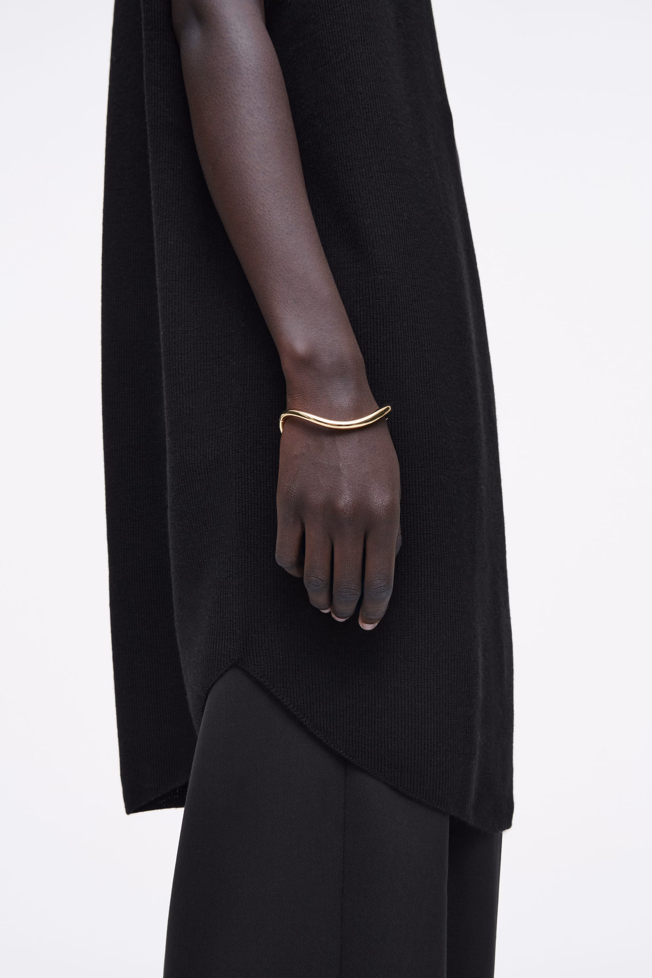 CURVED HINGED BANGLE