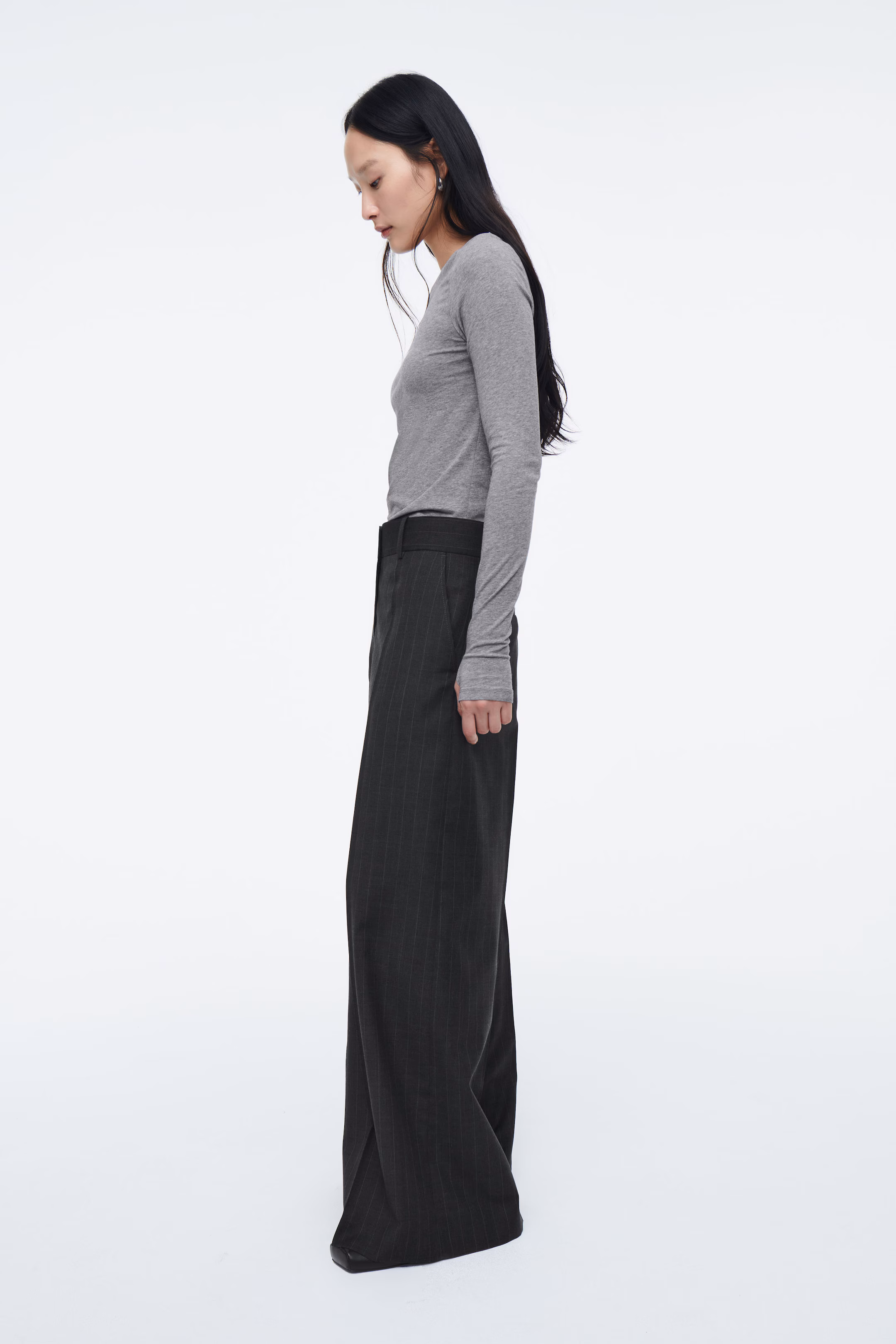 SLIM LIGHTWEIGHT LONG-SLEEVED TOP