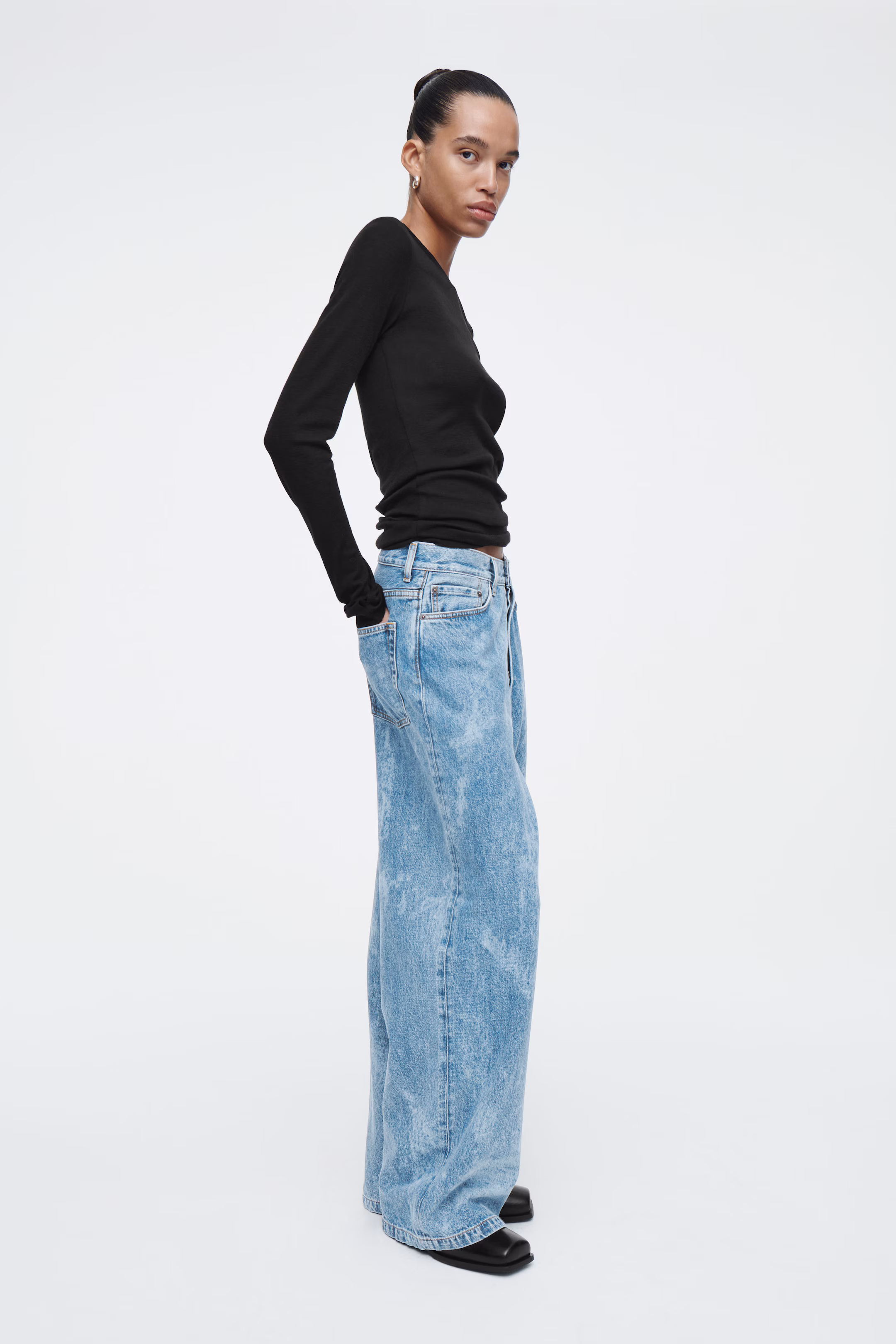 VOLUME WIDE-LEG JEANS