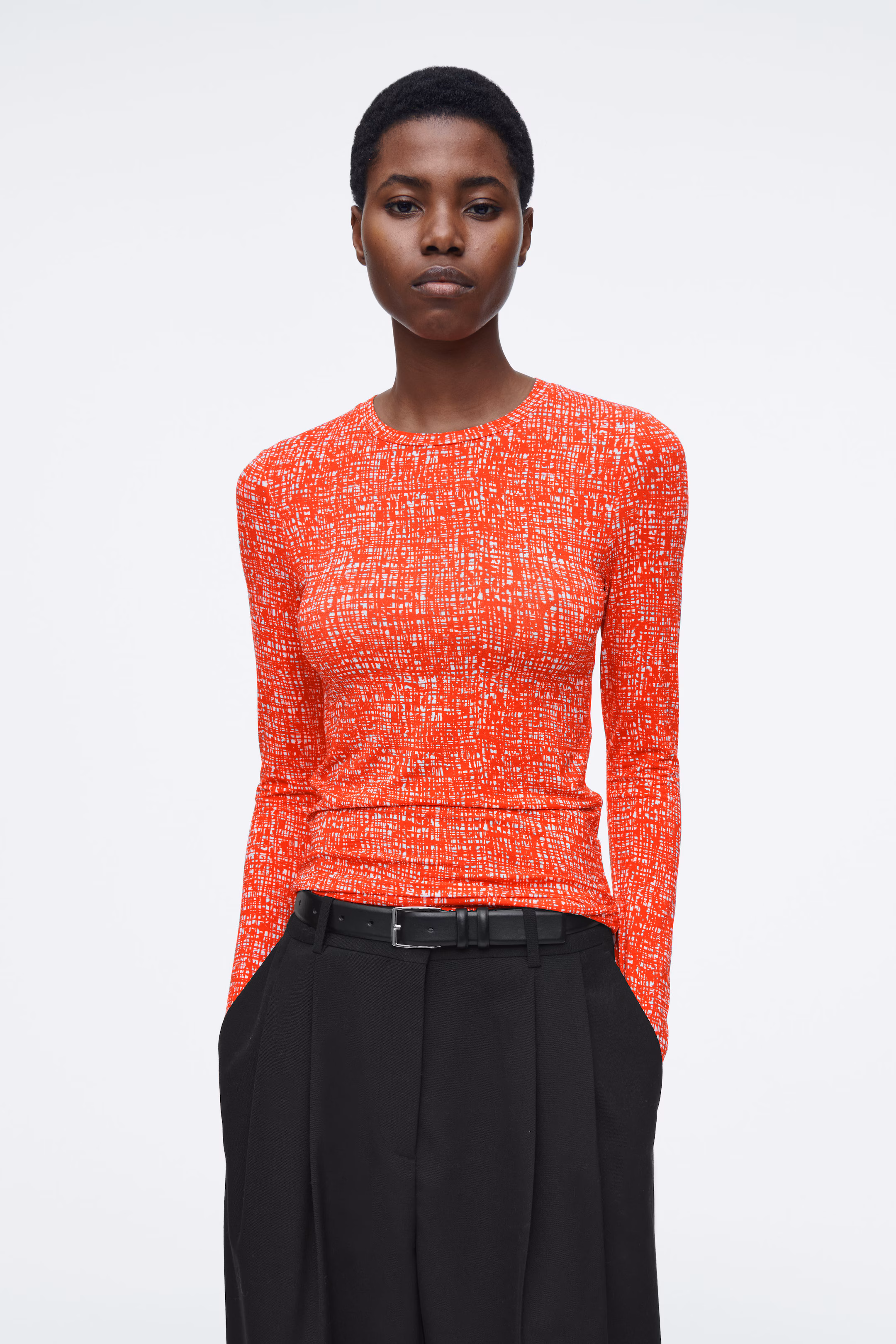 SLIM LIGHTWEIGHT LONG-SLEEVED TOP