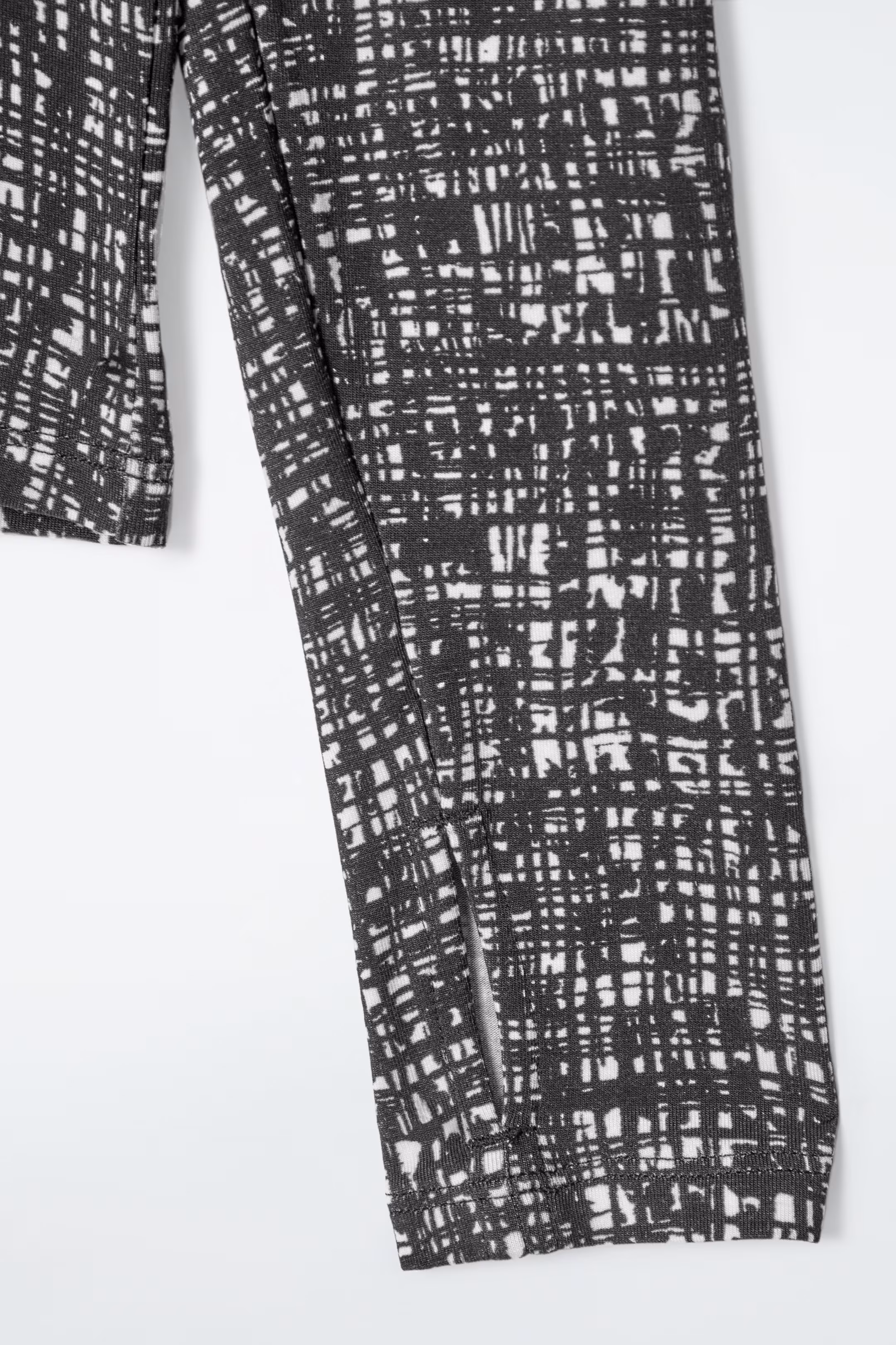 SLIM LIGHTWEIGHT LONG-SLEEVED TOP