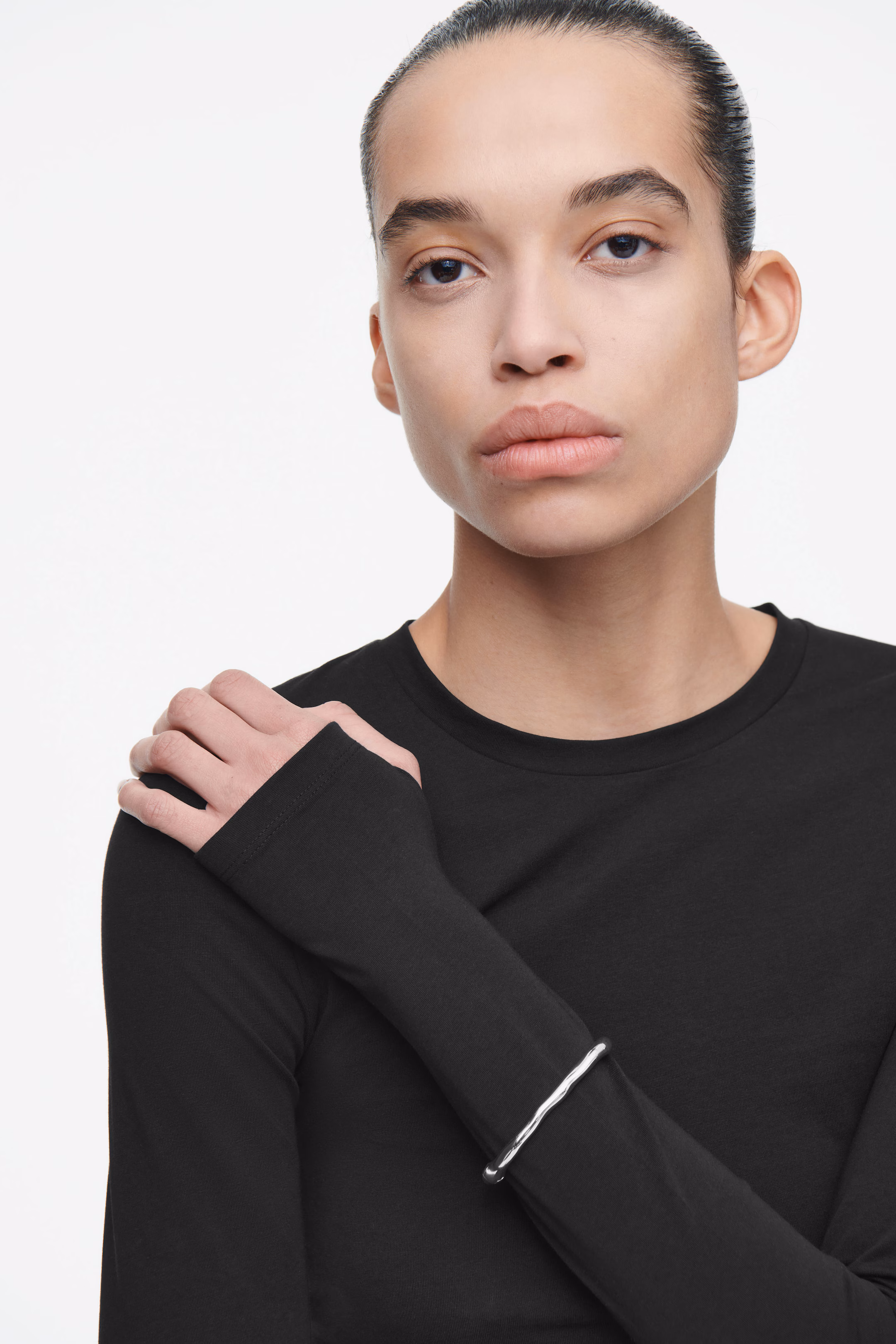 SLIM LIGHTWEIGHT LONG-SLEEVED TOP