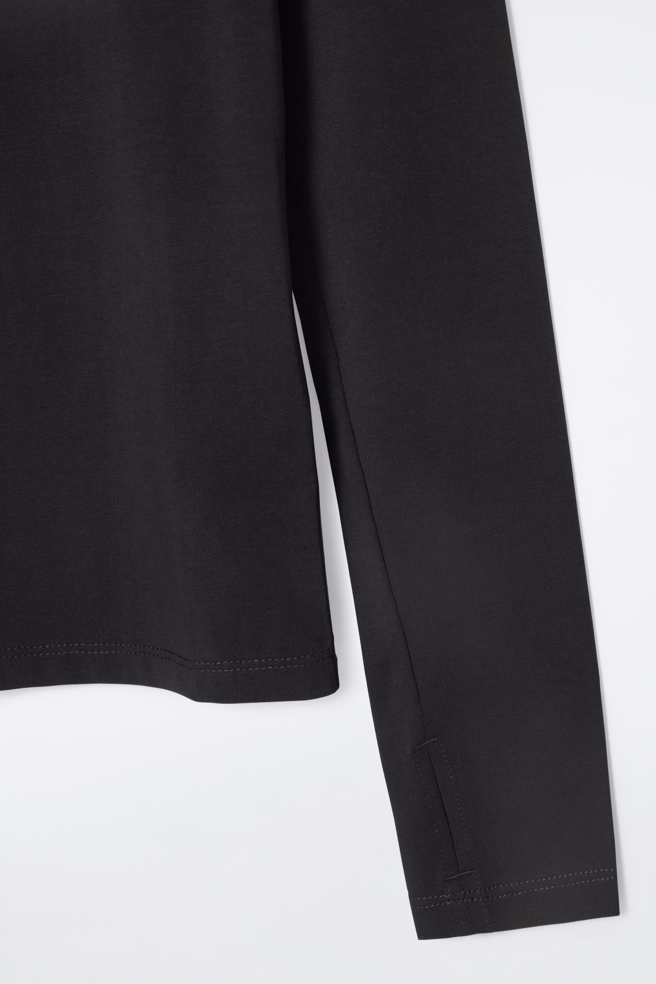 SLIM LIGHTWEIGHT LONG-SLEEVED TOP