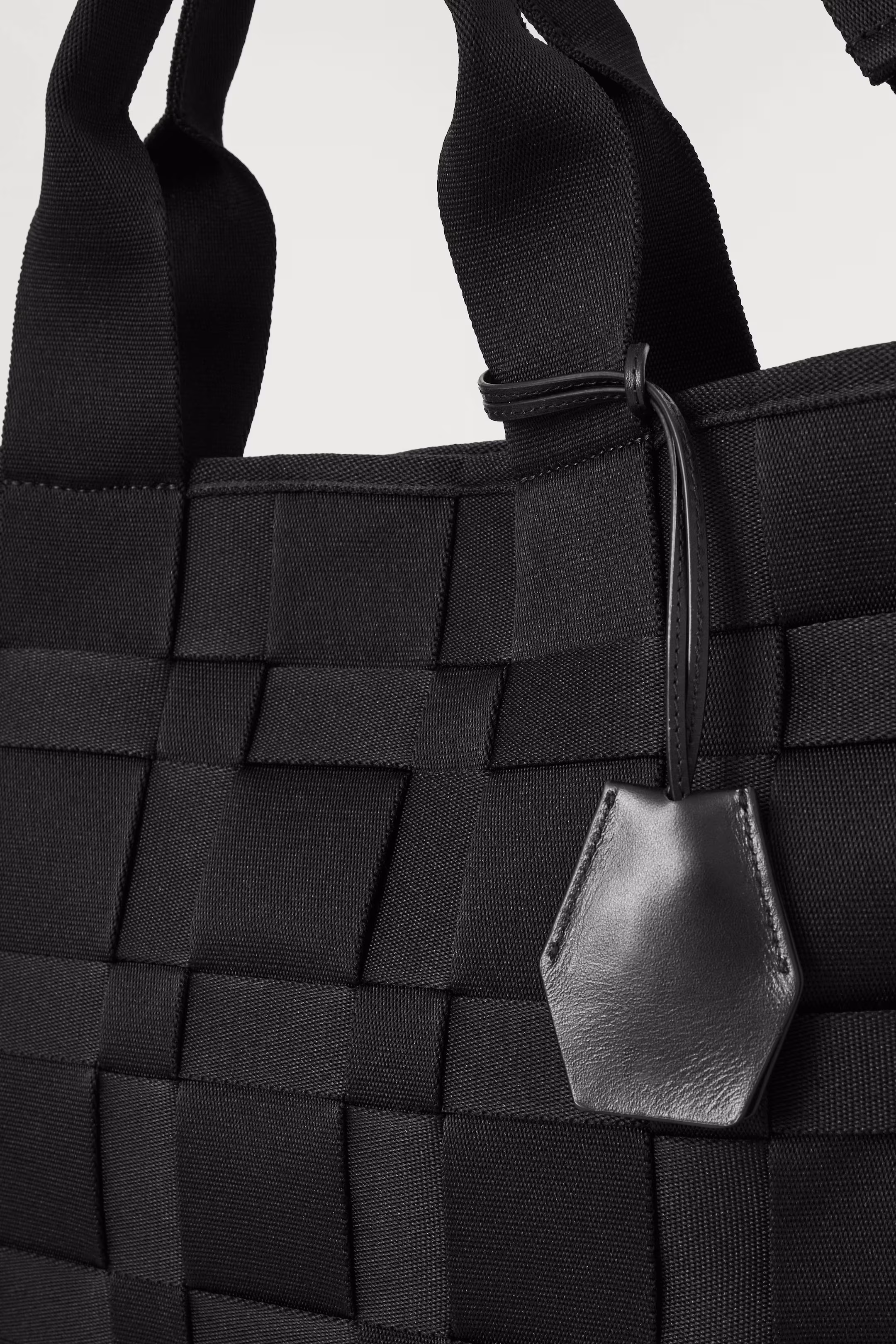 WOVEN TOTE BAG - WEBBING
