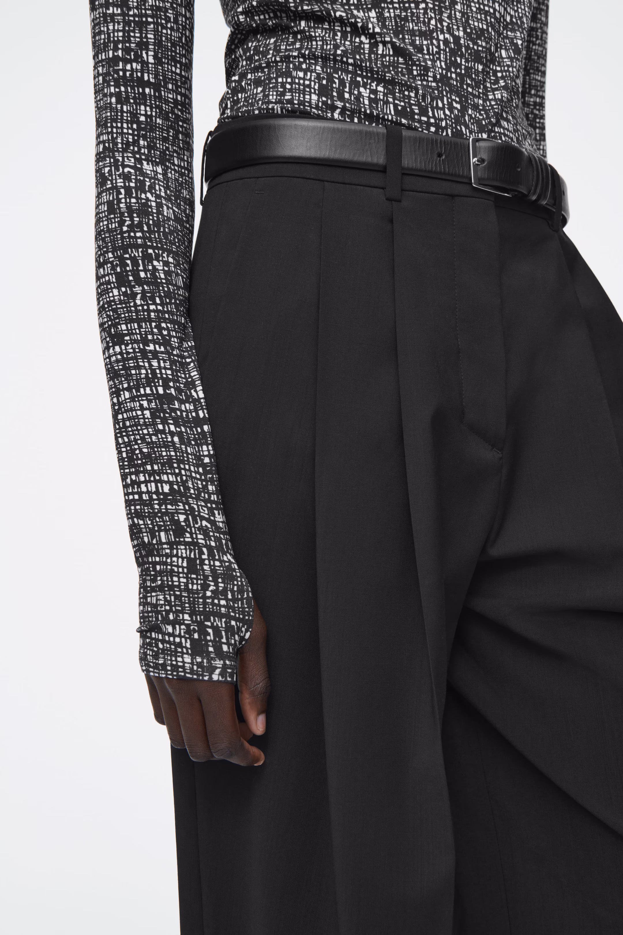 SLIM LIGHTWEIGHT LONG-SLEEVED TOP