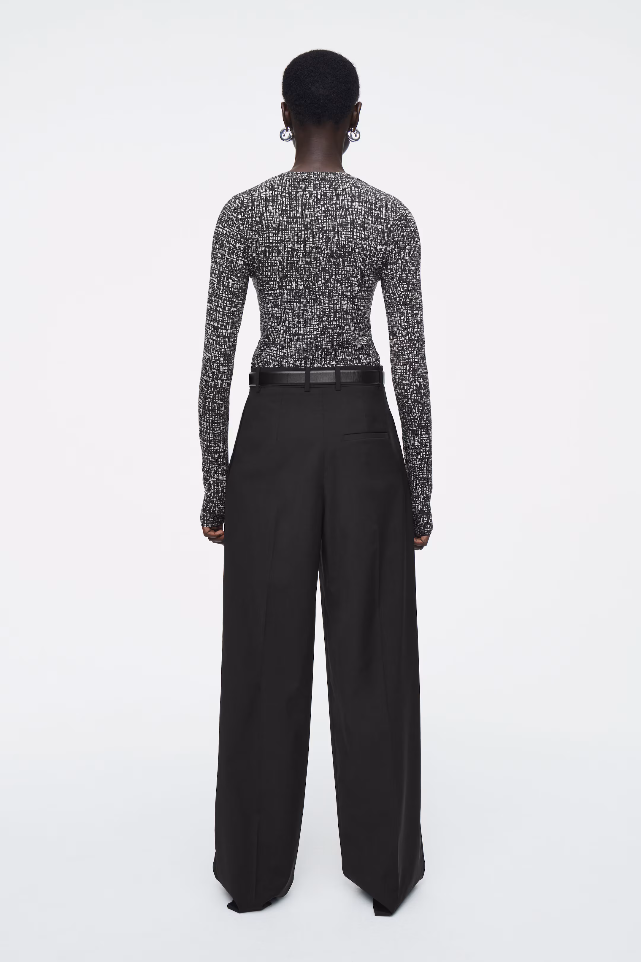 SLIM LIGHTWEIGHT LONG-SLEEVED TOP