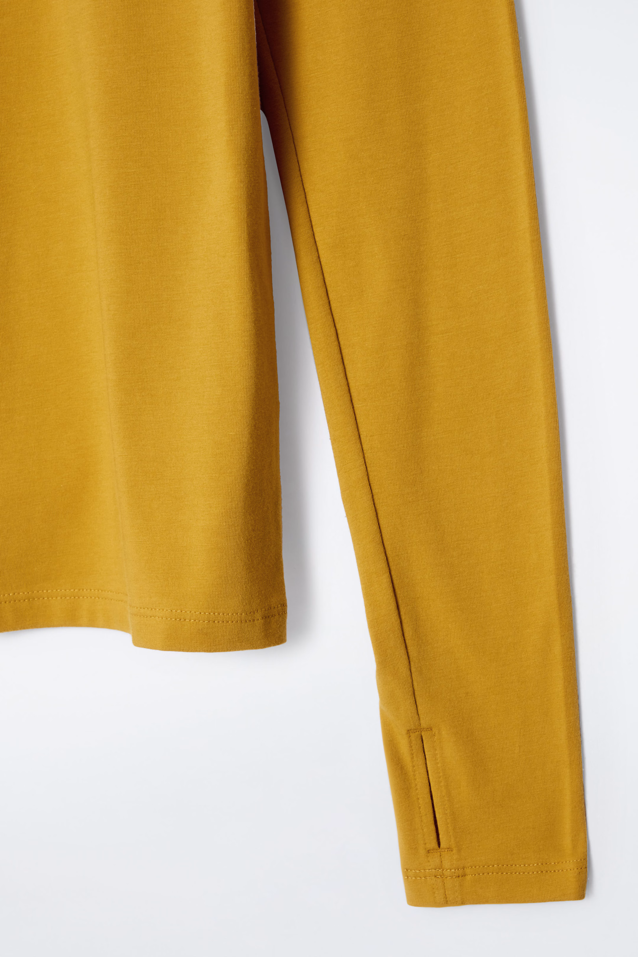 SLIM LIGHTWEIGHT LONG-SLEEVED TOP