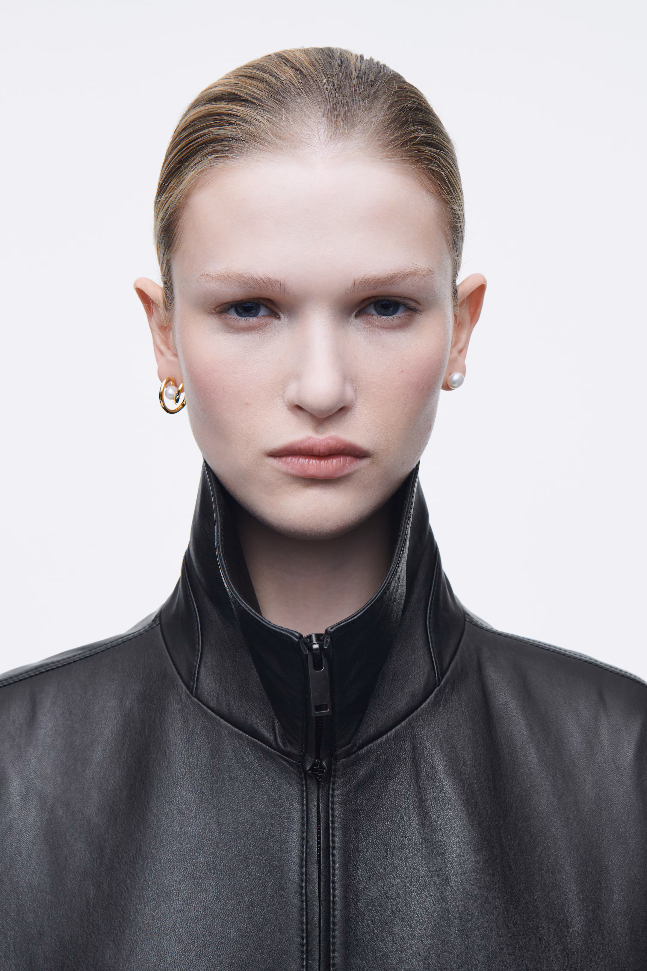 MISMATCHED COILED FRESHWATER PEARL EARRINGS