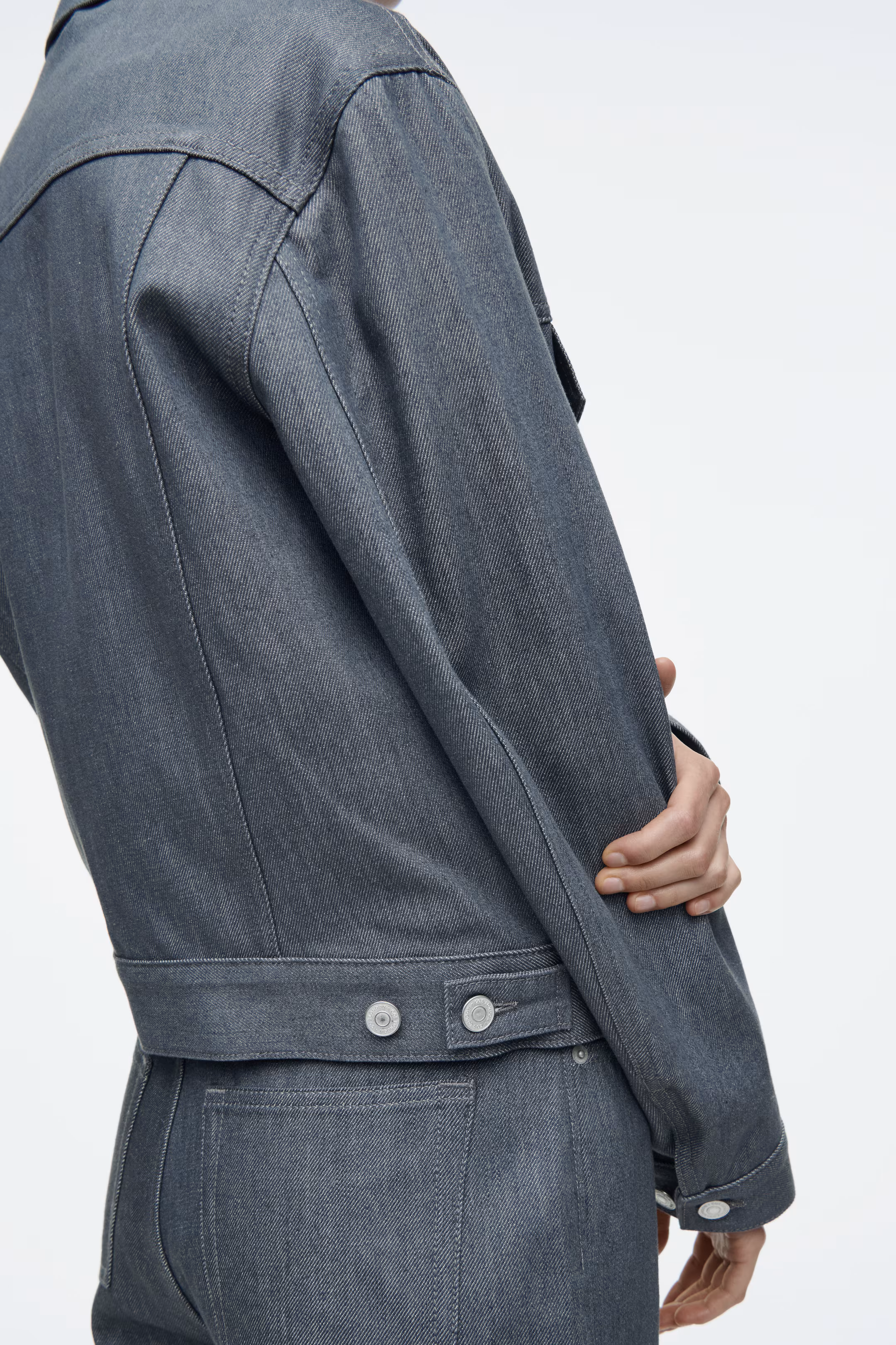 OVERSIZED RAW DENIM JACKET