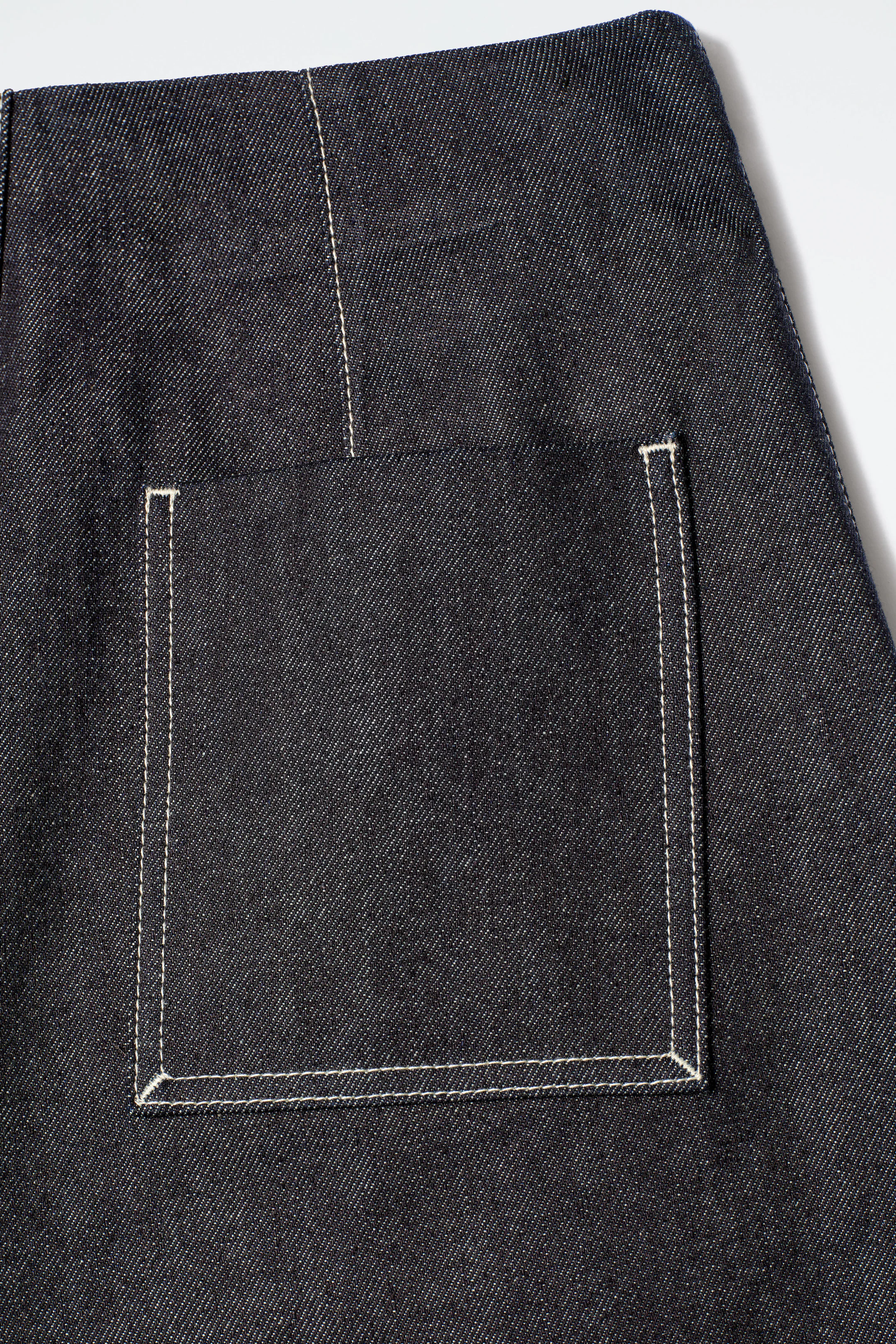 DENIM BARREL-LEG JEANS